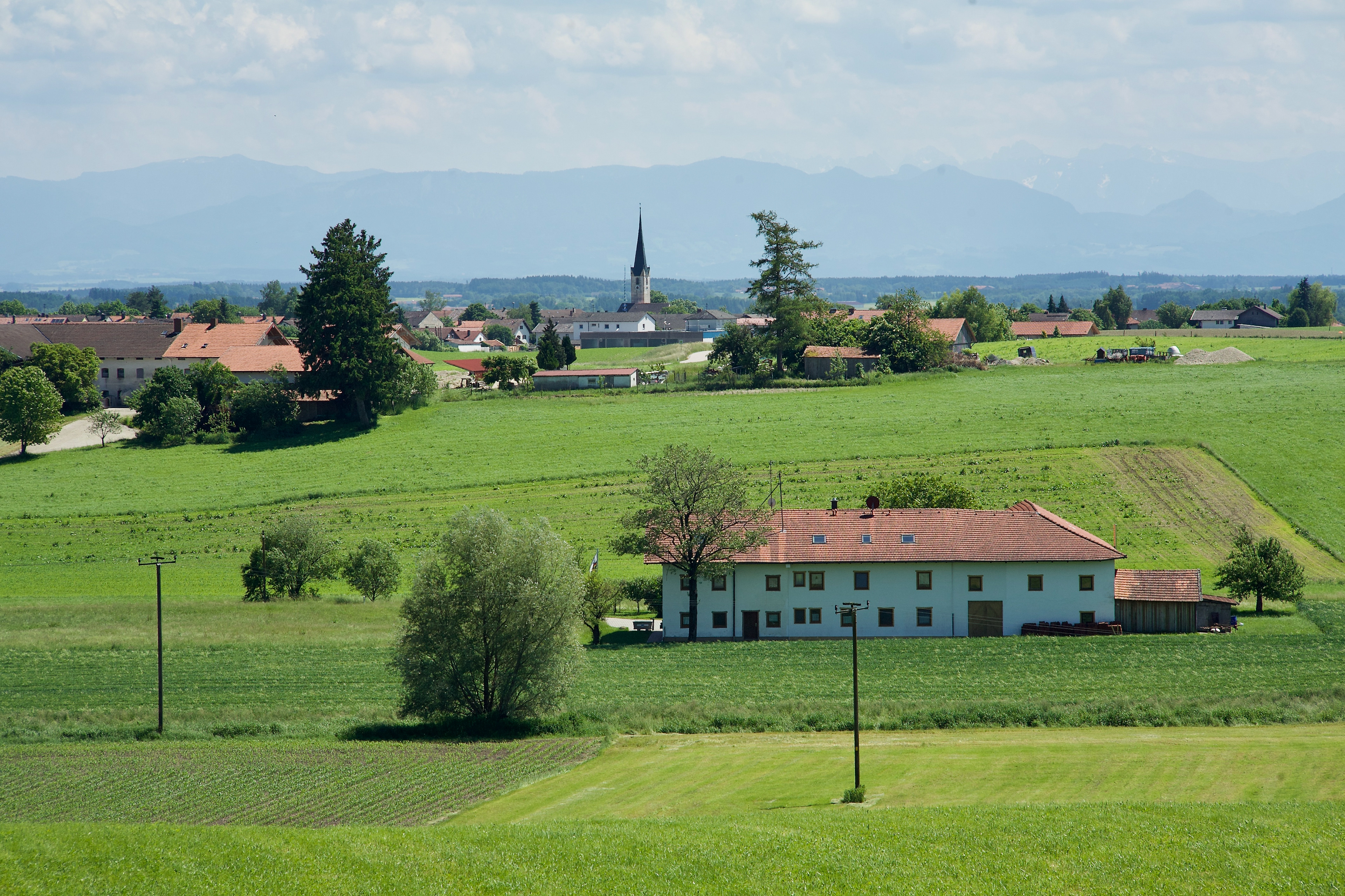 6-2021 // Ebrachtal: Blick auf Tulling, im Vordergrund die ehem. Ölmühle // Pentacon electric 2.8/135mm, Canon EOS 5D