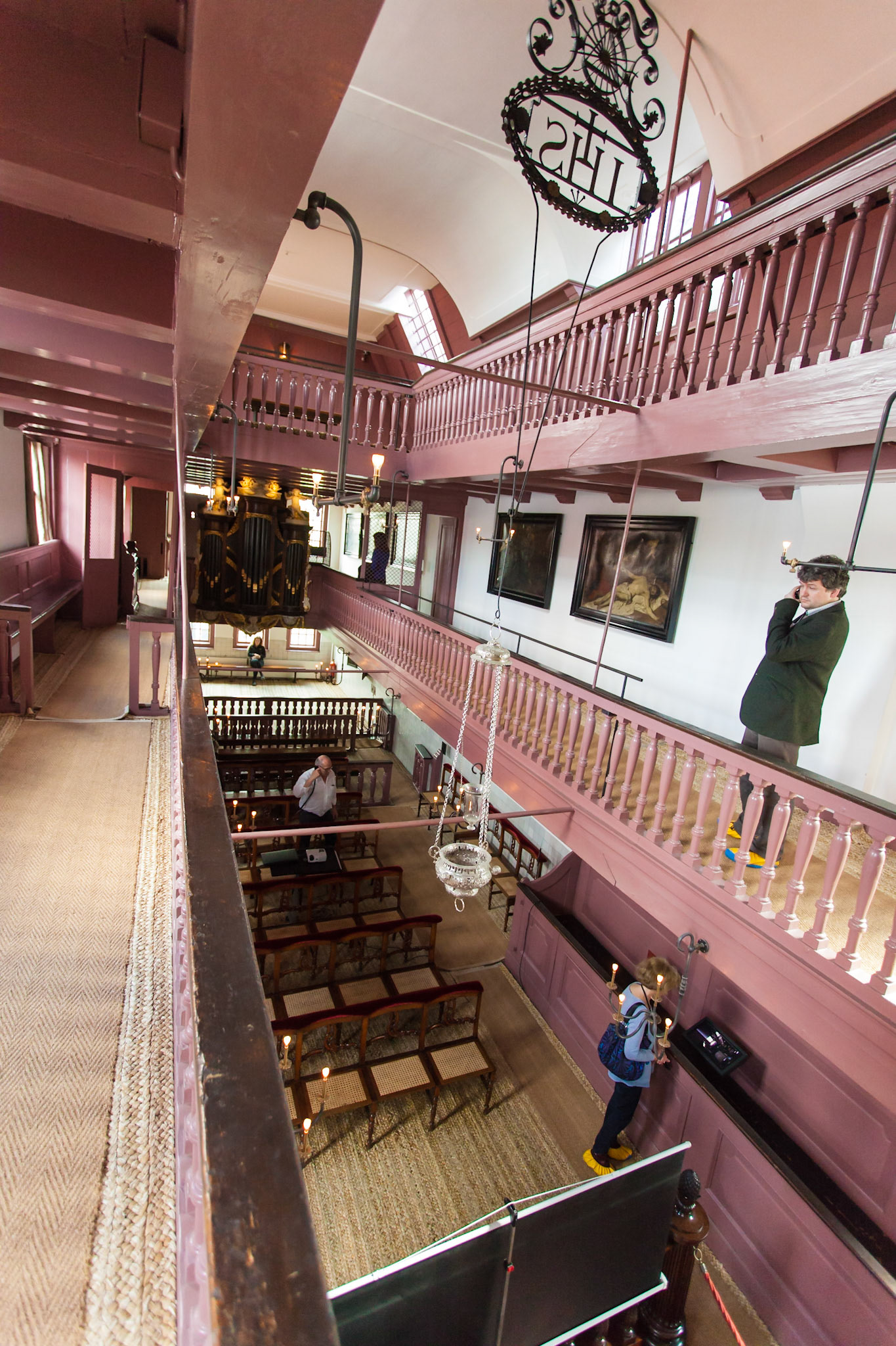 The attic of this house conceals a secret Catholic church, known as Ons' Lieve Heer op Solder (Our Dear Lord in the Attic), originally built in 1663, when Catholics lost their right to workship in their own way.
