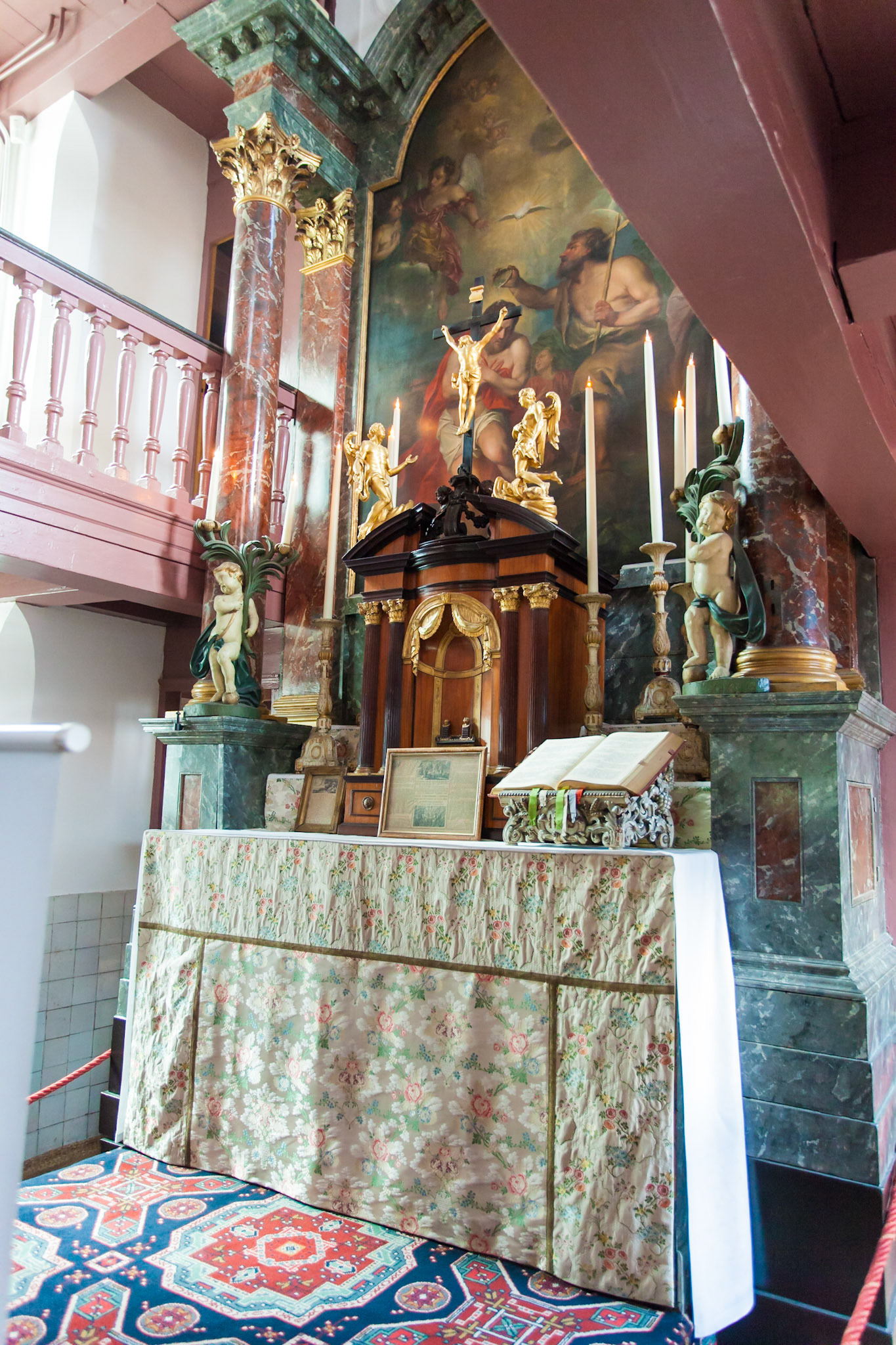 The attic of this house conceals a secret Catholic church, known as Ons' Lieve Heer op Solder (Our Dear Lord in the Attic), originally built in 1663, when Catholics lost their right to workship in their own way.
