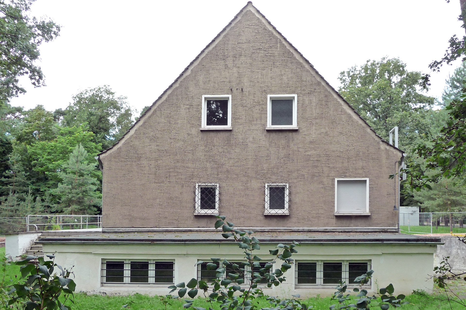 Einfamilienhaus aus der DDR-Zeit auf dem Fundament des Direktorenhauses