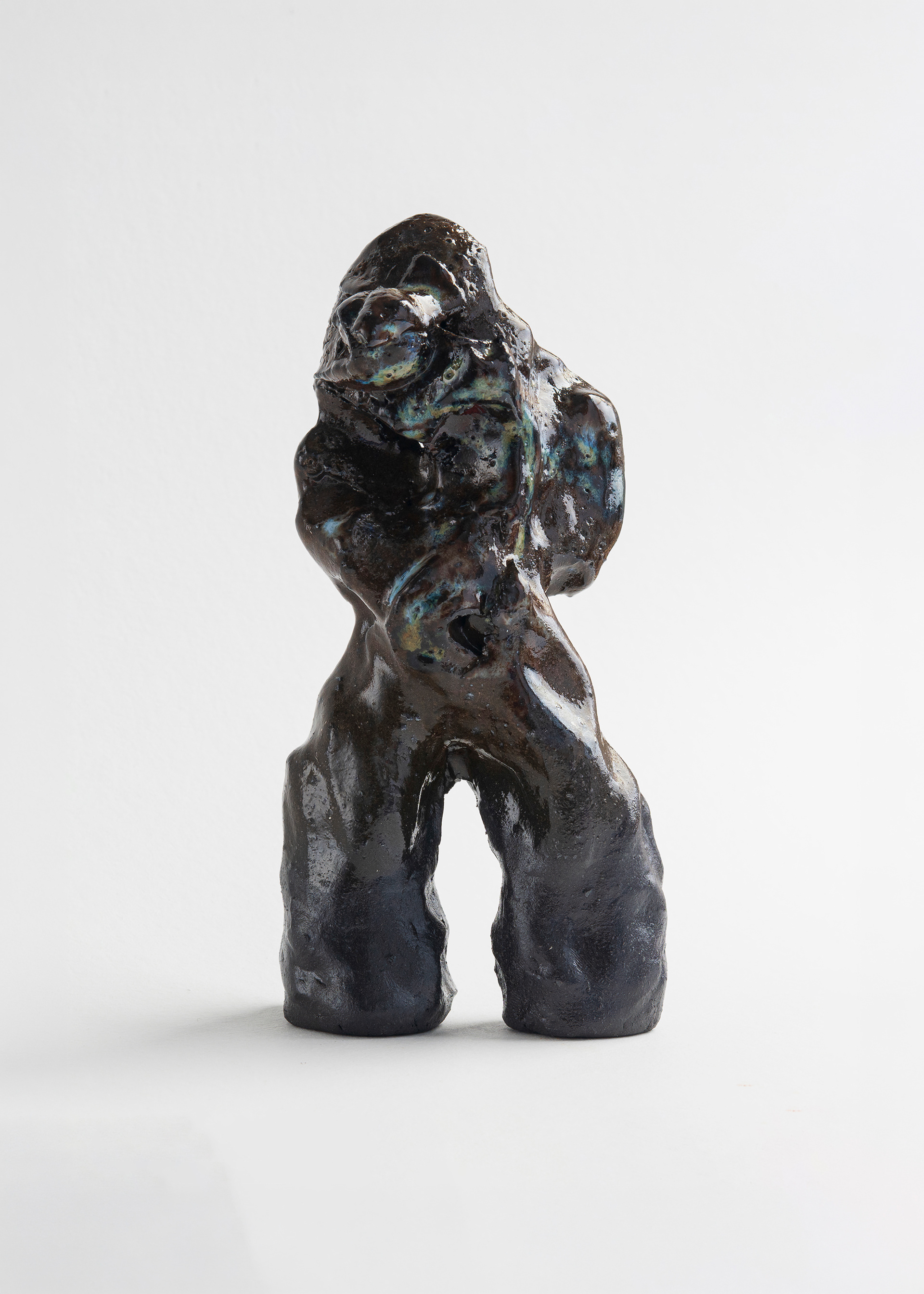 (I), 2022 · Stoneware, glaze · 10 x 7 cm