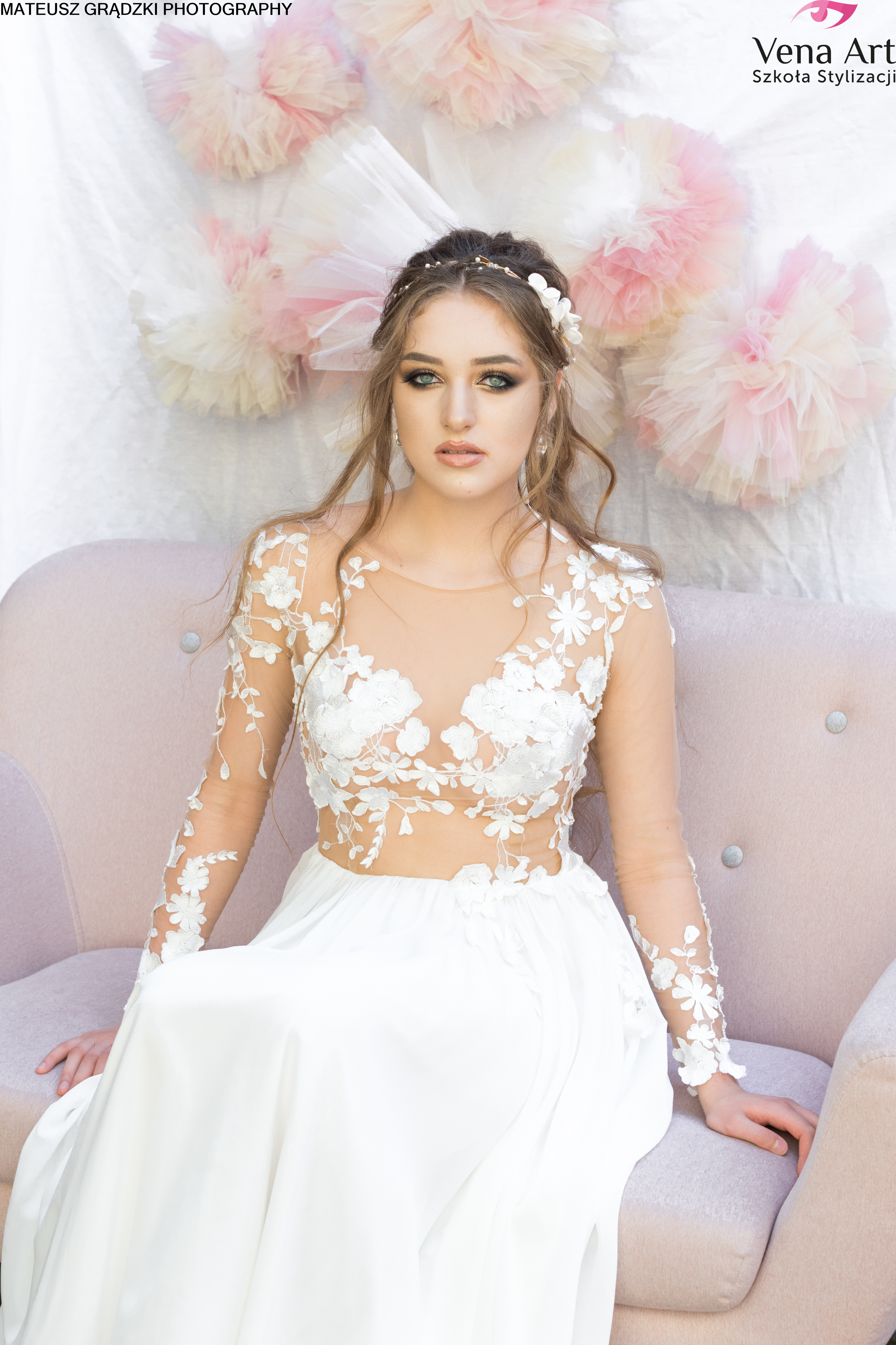 Sesja w sukniach ślubnych w Vena Art Szkoła Stylizacji - https://www.facebook.com/VenaArtSzkola/ Instruktor - Marcjanna Gładkowska https://www.facebook.com/Marcjannaartstyle/ Instruktor : Paulina Dec Make Up Artist - https://www.facebook.com/paulinadecmakeup/ Modelka: Karolina Derpieńska Make-up&Hair: https://www.instagram.com/derpienskastudio/