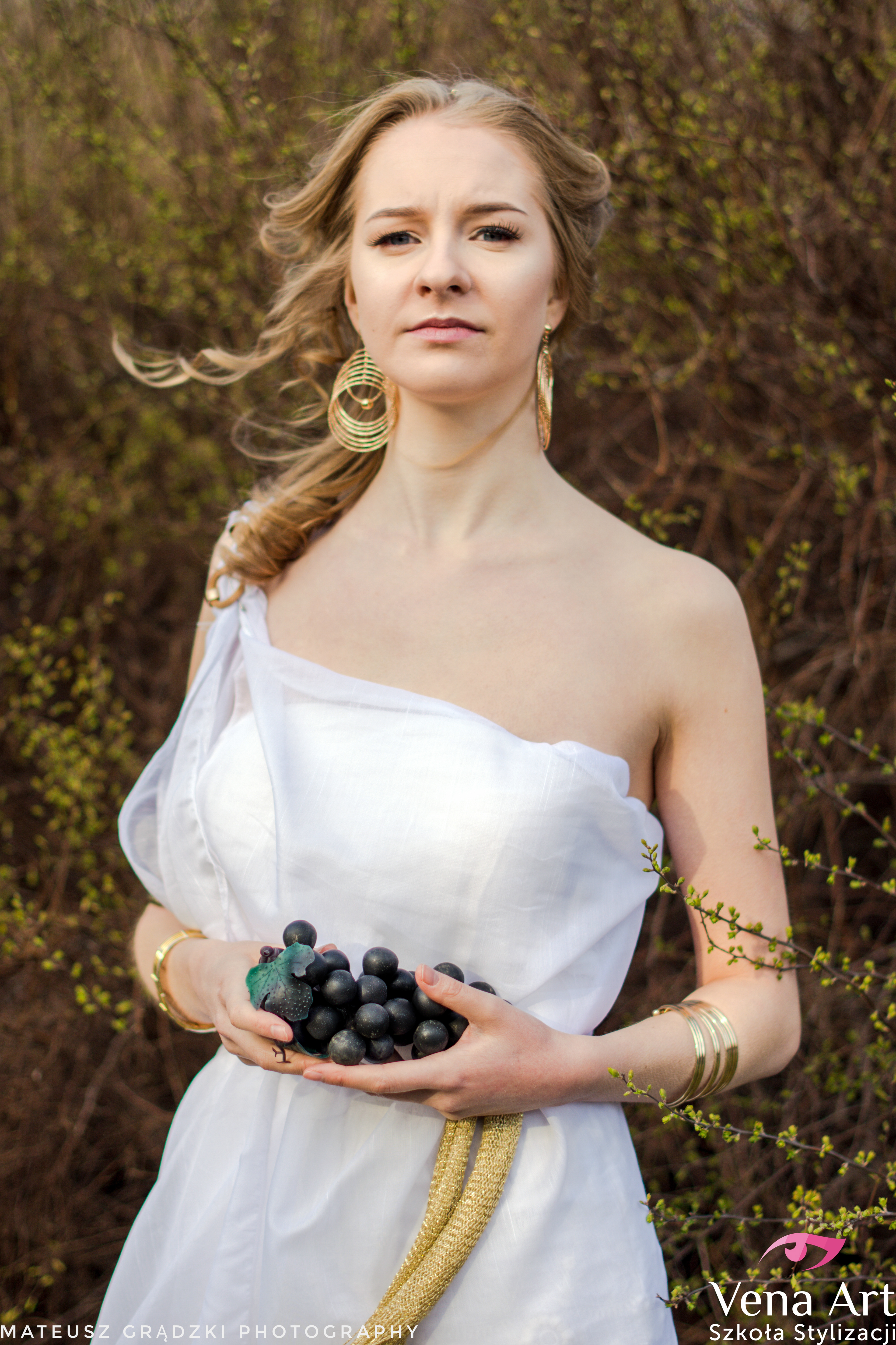 Zdjęcie z plenerowej sesji w Szkole Stylizacji Vena Art https://www.facebook.com/VenaArtSzkola/ Stylizacja, przekrój przez epoki Instruktor - Marcjanna Gładkowska:  https://www.facebook.com/Marcjannaartstyle/