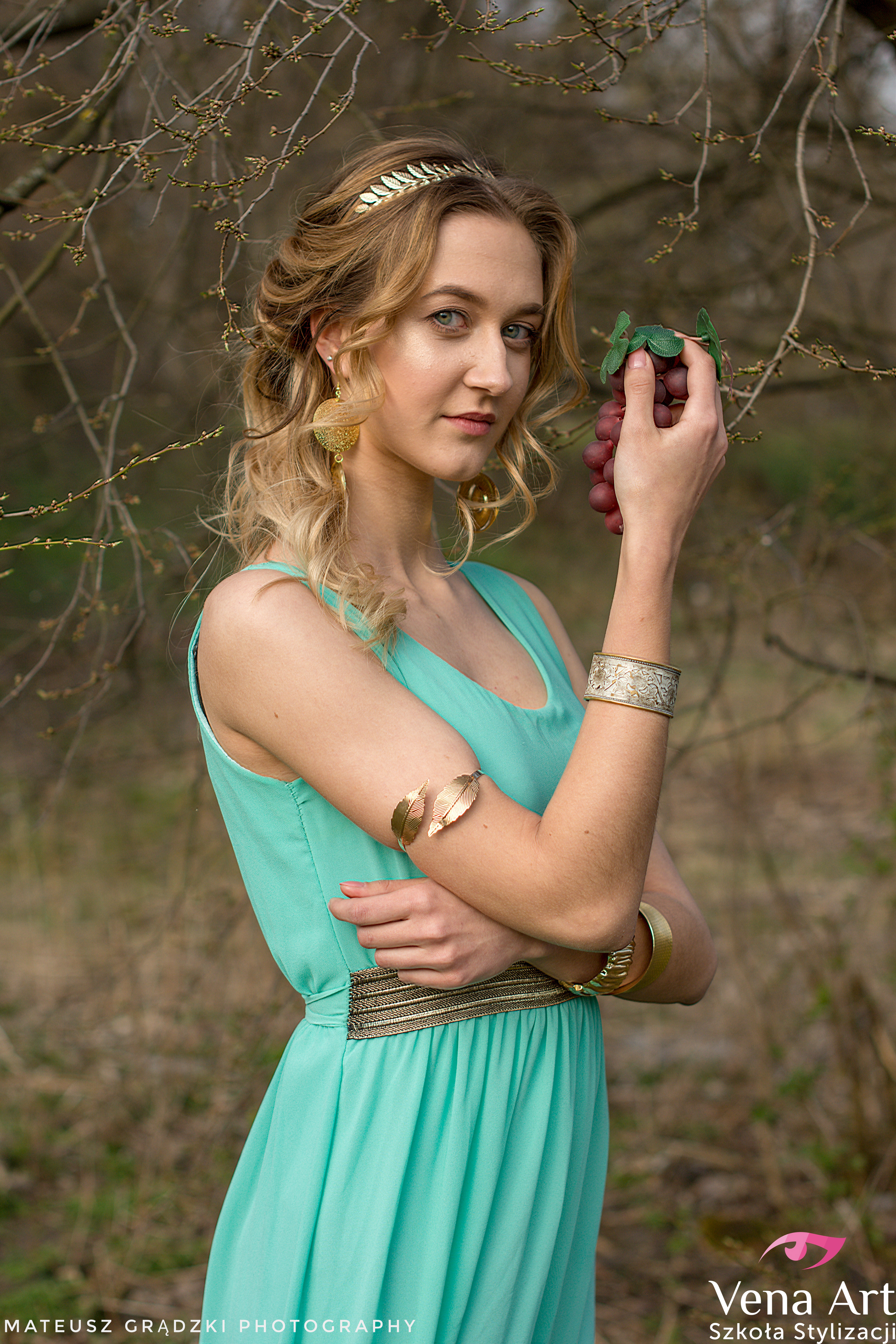 Zdjęcie z plenerowej sesji w Szkole Stylizacji Vena Art https://www.facebook.com/VenaArtSzkola/ Stylizacja, przekrój przez epoki Instruktor - Marcjanna Gładkowska:  https://www.facebook.com/Marcjannaartstyle/   mod. Joanna Radziszewska IG: @radziszewska_j