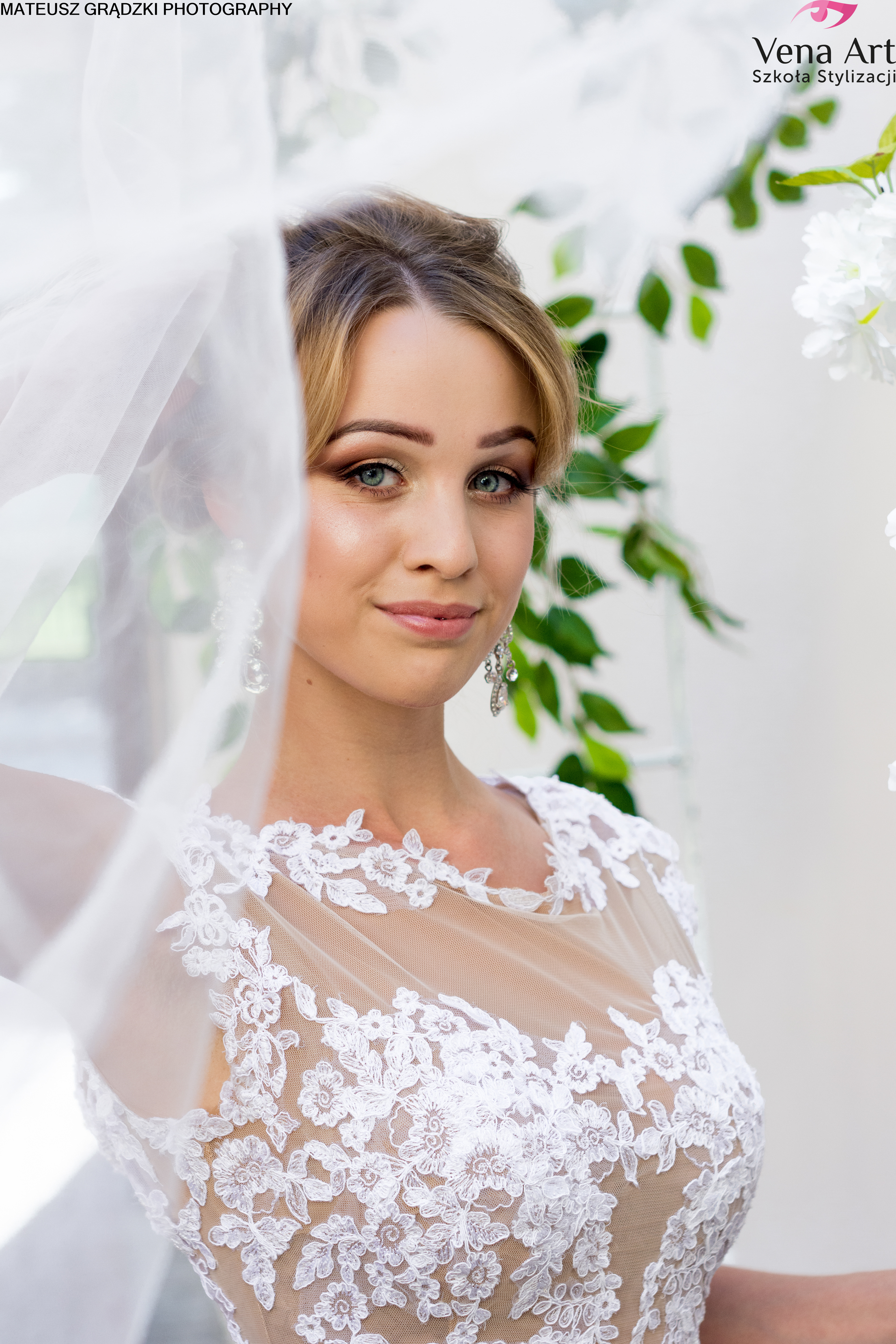 Sesja w sukniach ślubnych w Vena Art Szkoła Stylizacji - https://www.facebook.com/VenaArtSzkola/ Instruktor - Marcjanna Gładkowska https://www.facebook.com/Marcjannaartstyle/ Instruktor : Paulina Dec Make Up Artist - https://www.facebook.com/paulinadecmakeup/ Modelka: Magda Dubrowska : https://www.instagram.com/m.madzix/