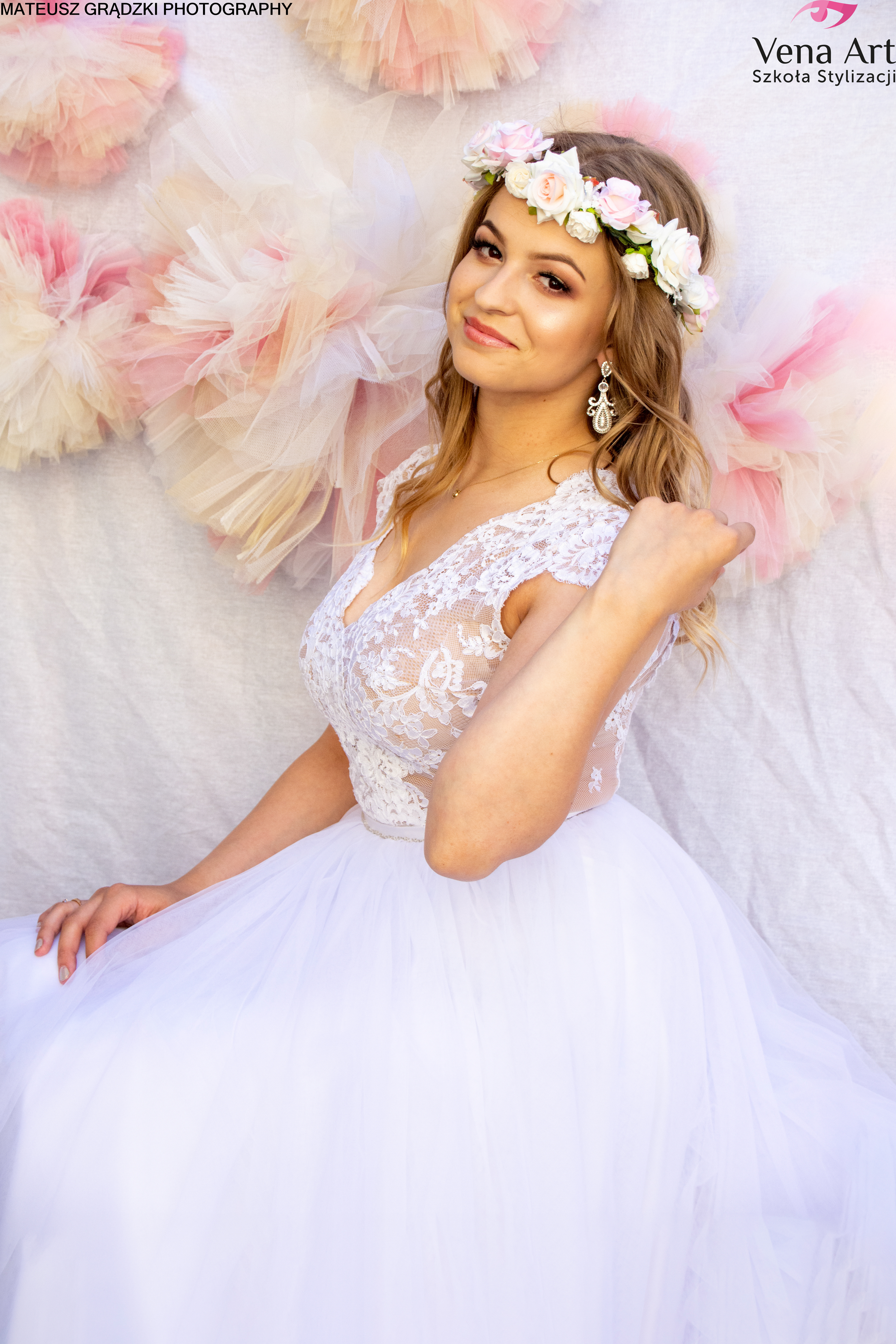 Sesja w sukniach ślubnych w Vena Art Szkoła Stylizacji - https://www.facebook.com/VenaArtSzkola/ Instruktor - Marcjanna Gładkowska https://www.facebook.com/Marcjannaartstyle/ Instruktor : Paulina Dec Make Up Artist - https://www.facebook.com/paulinadecmakeup/