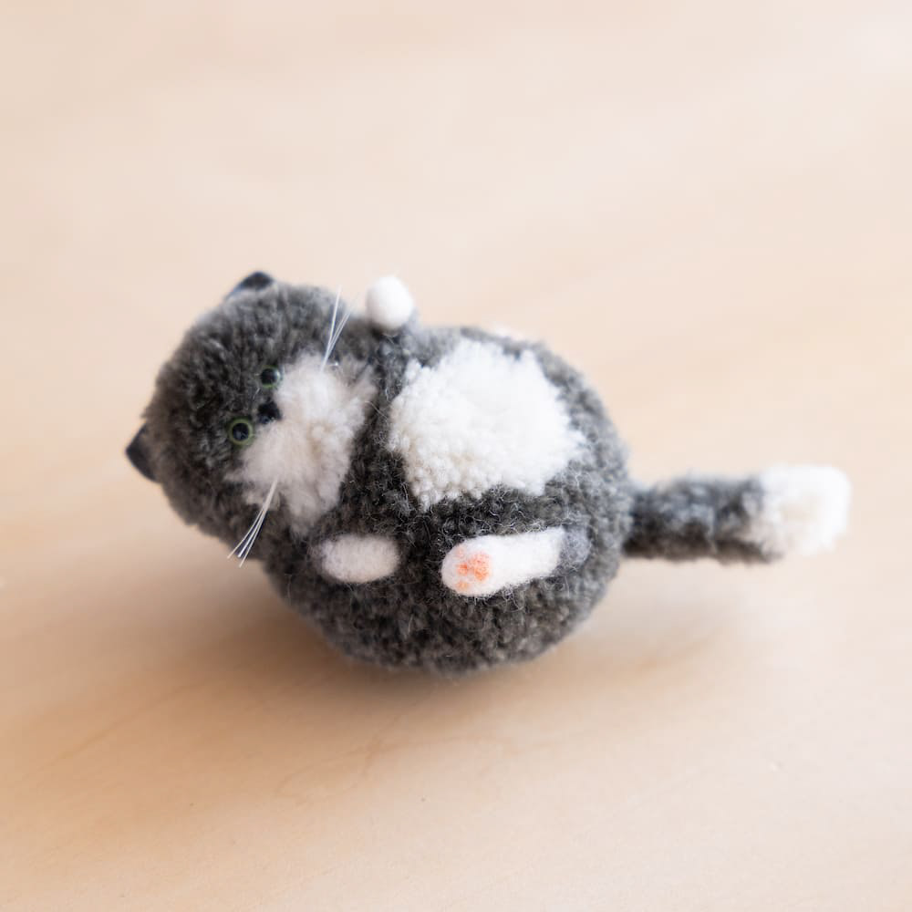 グレー　ねころがり