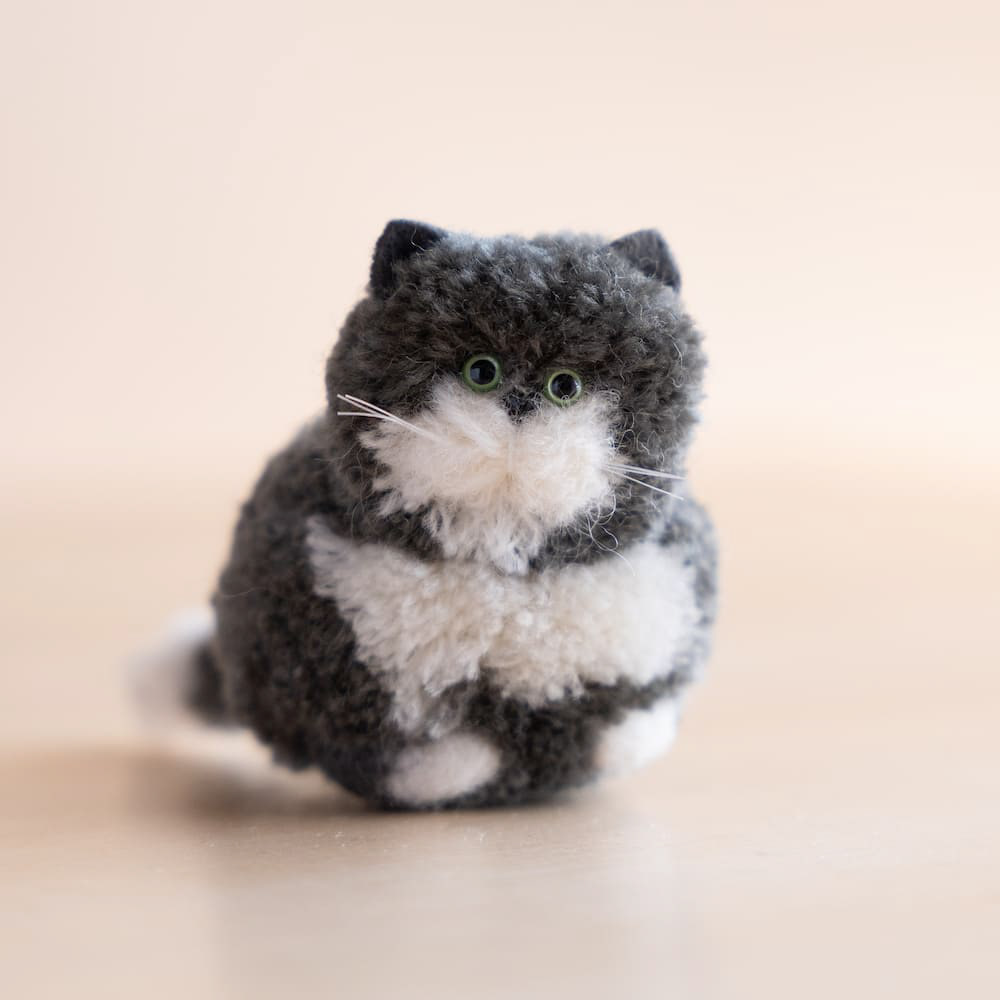 グレー　香箱座り