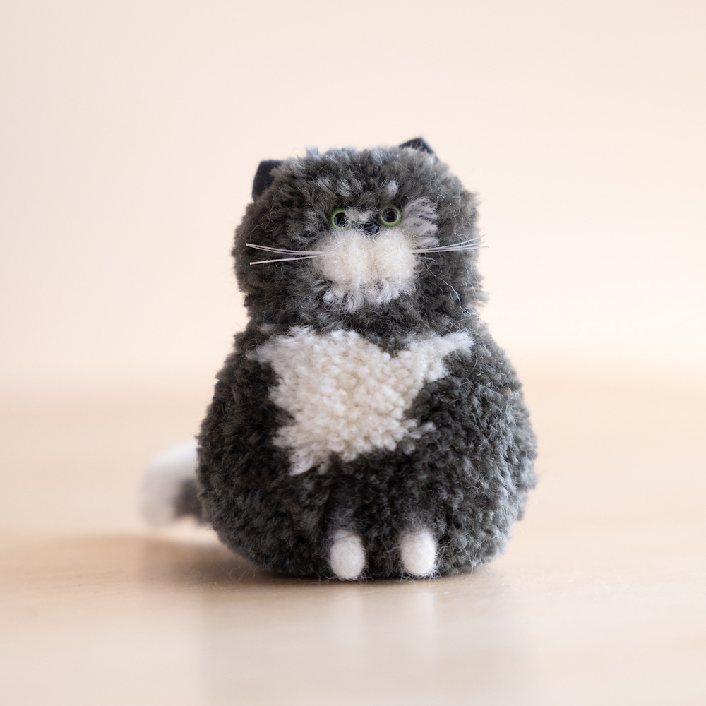 グレー　おすわり