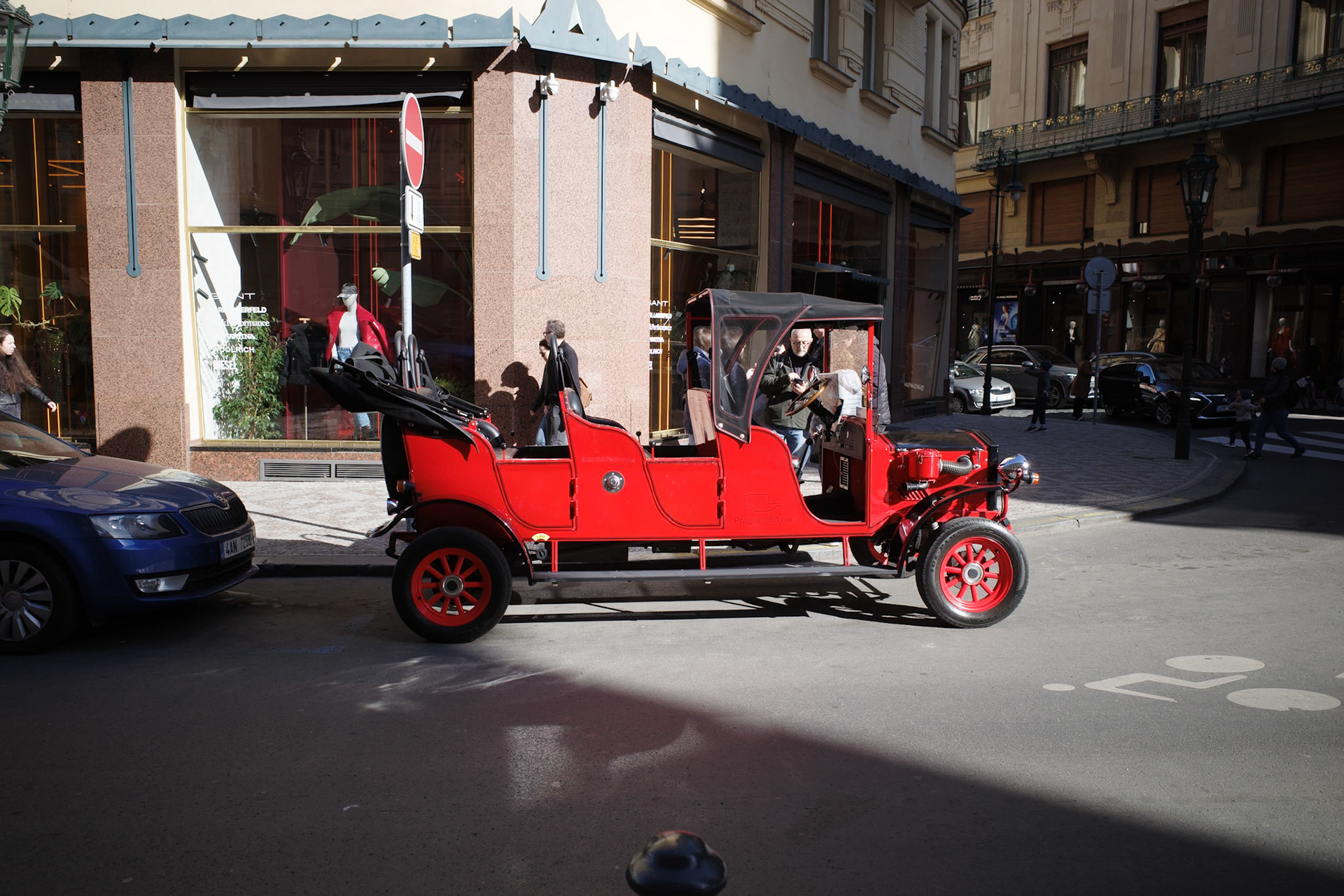 {FocalLength}mm | f/{Aperture} | {ShutterSpeed} | ISO {ISO}