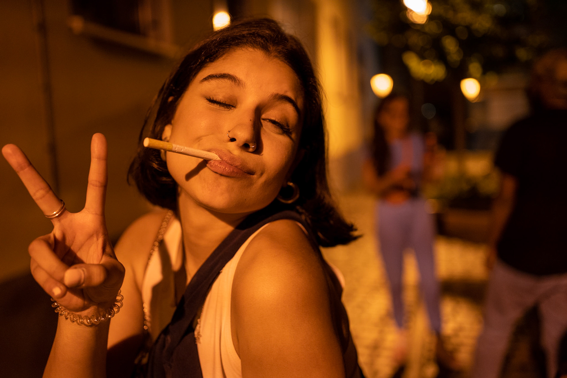 olis_shotsfunny party time⁠⁠⁠⁠#frankfurt⁠⁠#frankfurtammain⁠⁠#sachsenhausenfrankfurt⁠⁠#sachsenhausenatnight⁠⁠#party⁠⁠#acigarettegirl⁠⁠#streetphotography⁠⁠#24hourproject_leftovers #24hr21 #24hr21_frankfurt #24hr21_germany