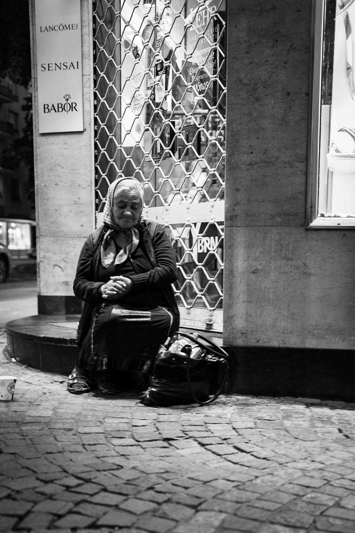 olis_shots09:23pm #frankfurt #germany “Paulsplatz” by @olis_shots as part of the #24hourproject to support Children’s Rights and raise funds for @ResponsibleCharity. For more information visit @24HourProject#24hr21 #24hr21_frankfurt #24hr21_germany #streetphotography #paulsplatzfrankfurt #oldwoman