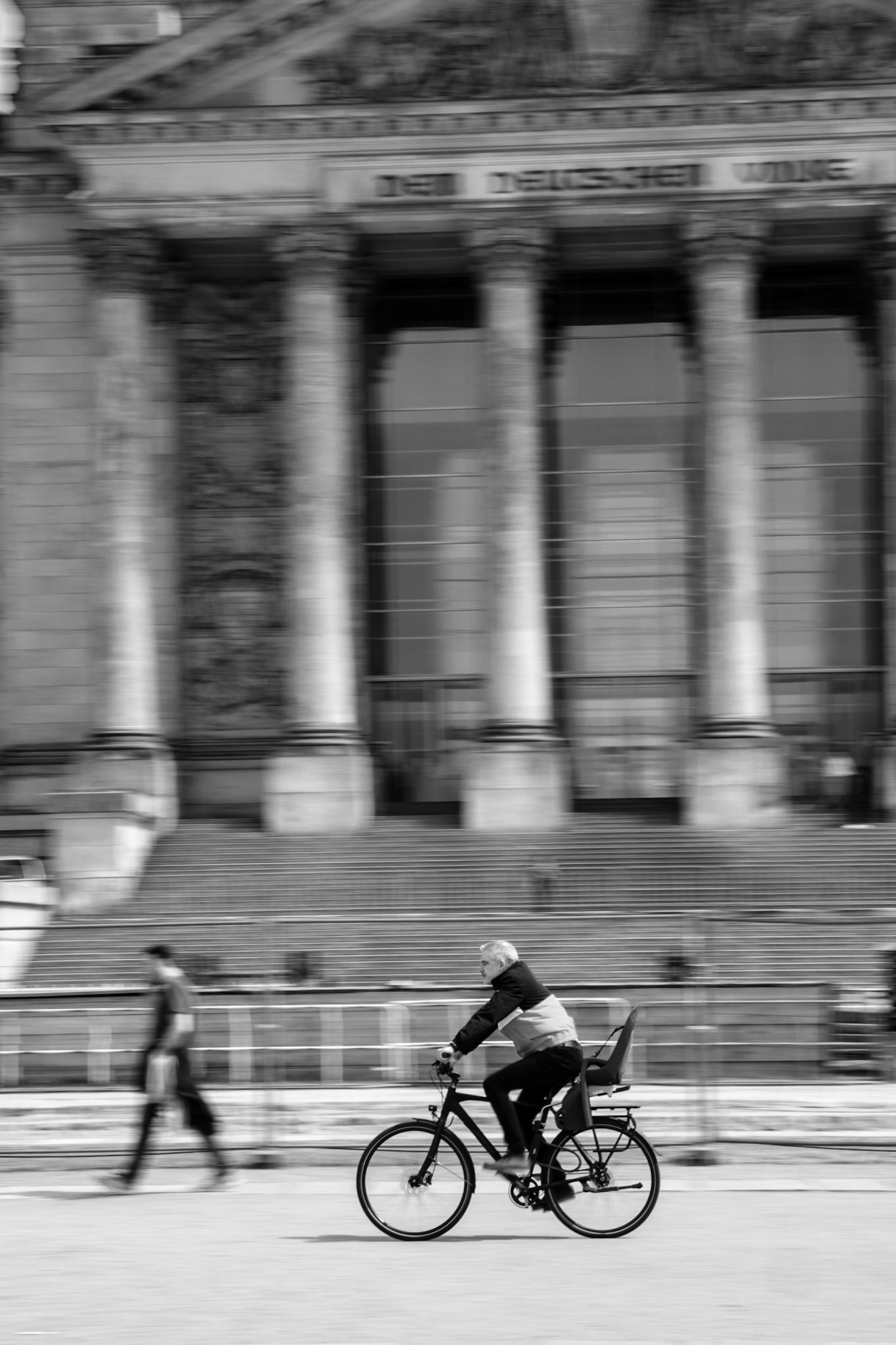 "Dem Deutschen Volke" ...ein FahrradReichstag building: "To the German people" ...a bicycle