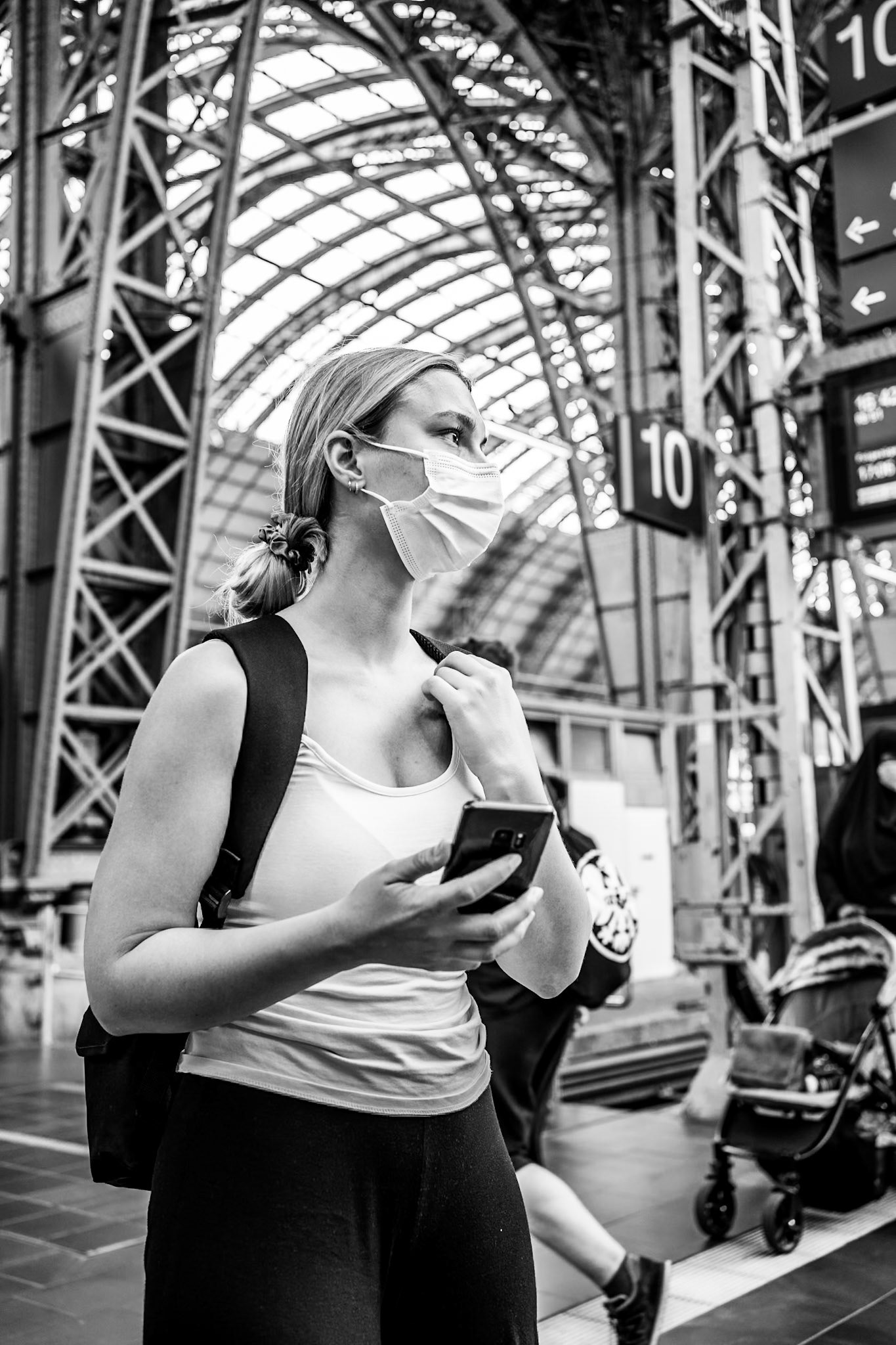 olis_shots04:28pm #frankfurt #germany “looking for the train” by @olis_shots as part of the #24hourproject to support Children’s Rights and raise funds for @ResponsibleCharity. For more information visit @24HourProject#24hr21 #24hr21_frankfurt #24hr21_germany #streetphotography #trainstation #frankfurttrainstation