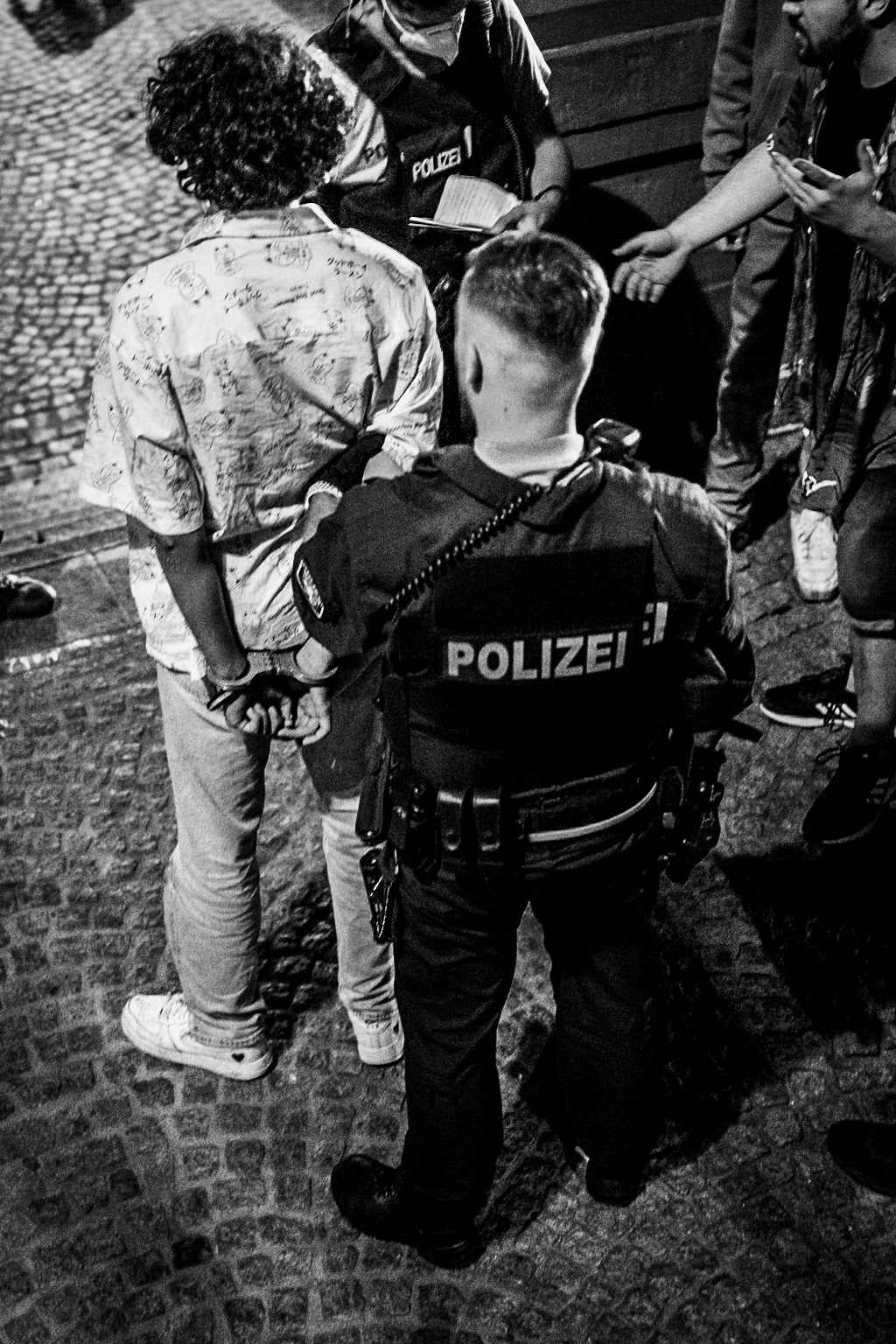 olis_shotss Profilbildolis_shots2:40am #frankfurt #germany “Arrested” olis_shots as part of the #24hourproject to support Children’s Rights and raise funds for @ResponsibleCharity. For more information visit @24HourProject#24hr21 #24hr21_frankfurt #24hr21_germany #streetphotography #eisernersteg #frankfurt