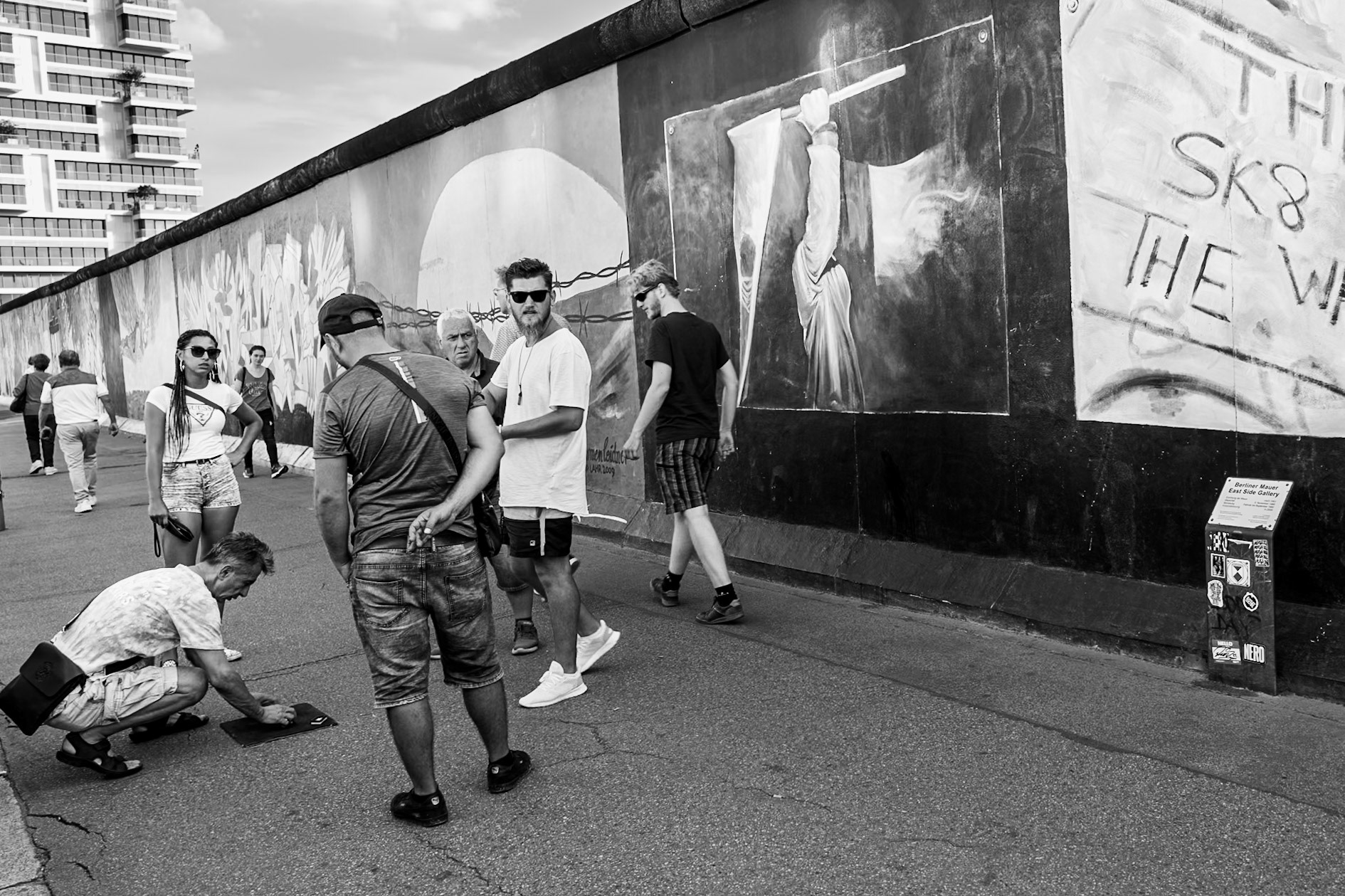 Shell game at the east side gallery