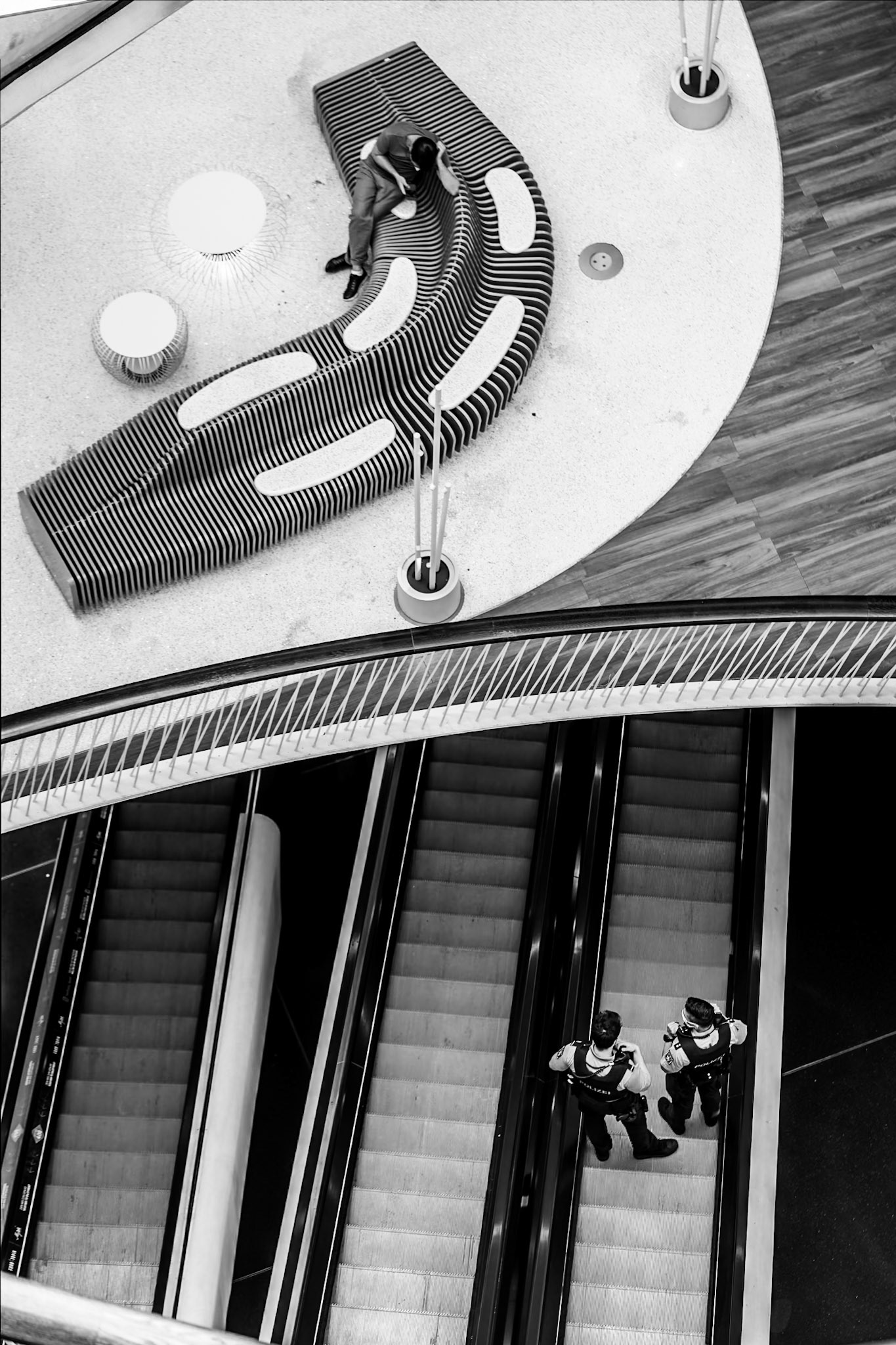 olis_shots10:23am #frankfurt #germany “MyZeil” by @olis_shots as part of the #24hourproject to support Children’s Rights and raise funds for @ResponsibleCharity. For more information visit @24HourProject#24hr21 #24hr21_frankfurt #24hr21_germany #streetphotography #myzeil #escalator