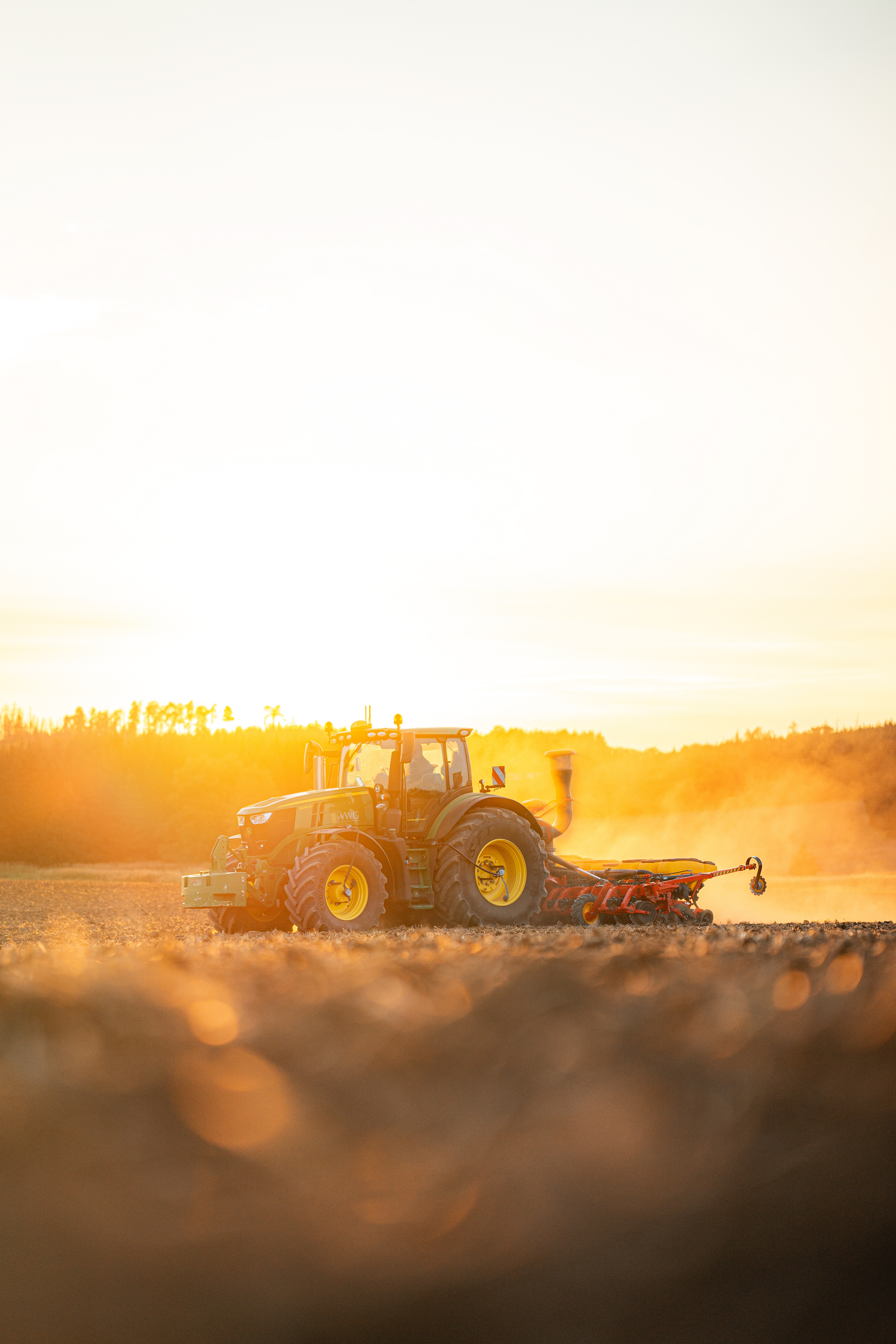 John Deere 6R 250 und Väderstad Tempo V12 WSX