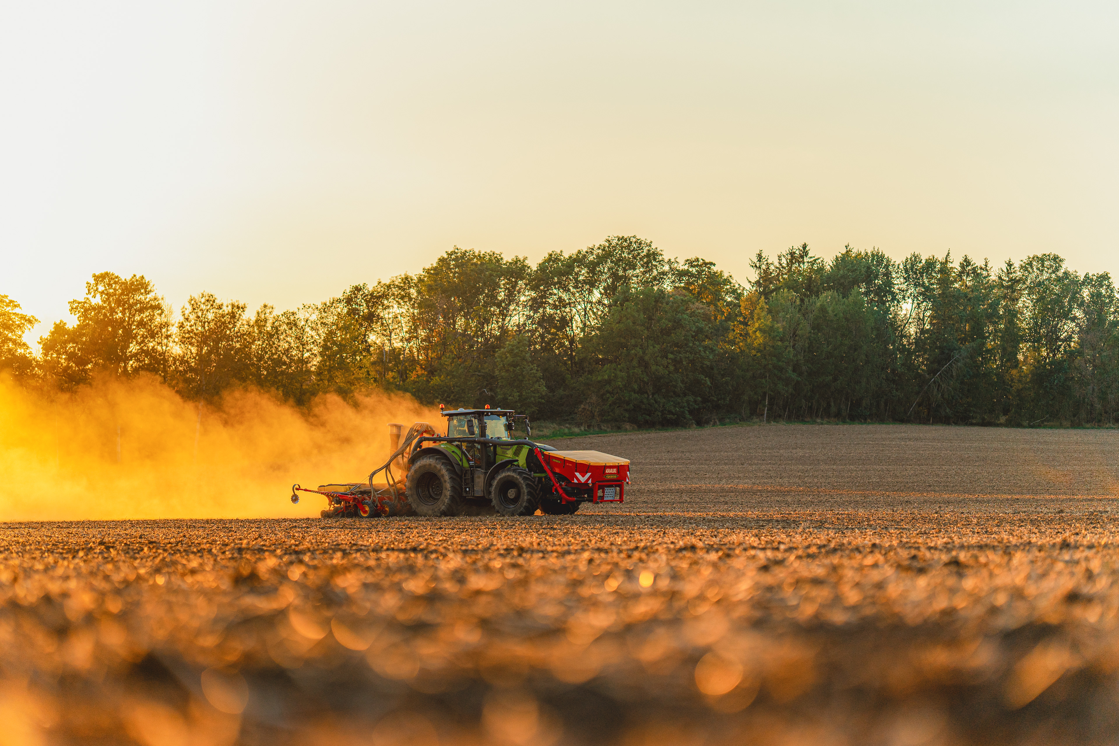 Maximilian Pittroff bei der Rapssaat