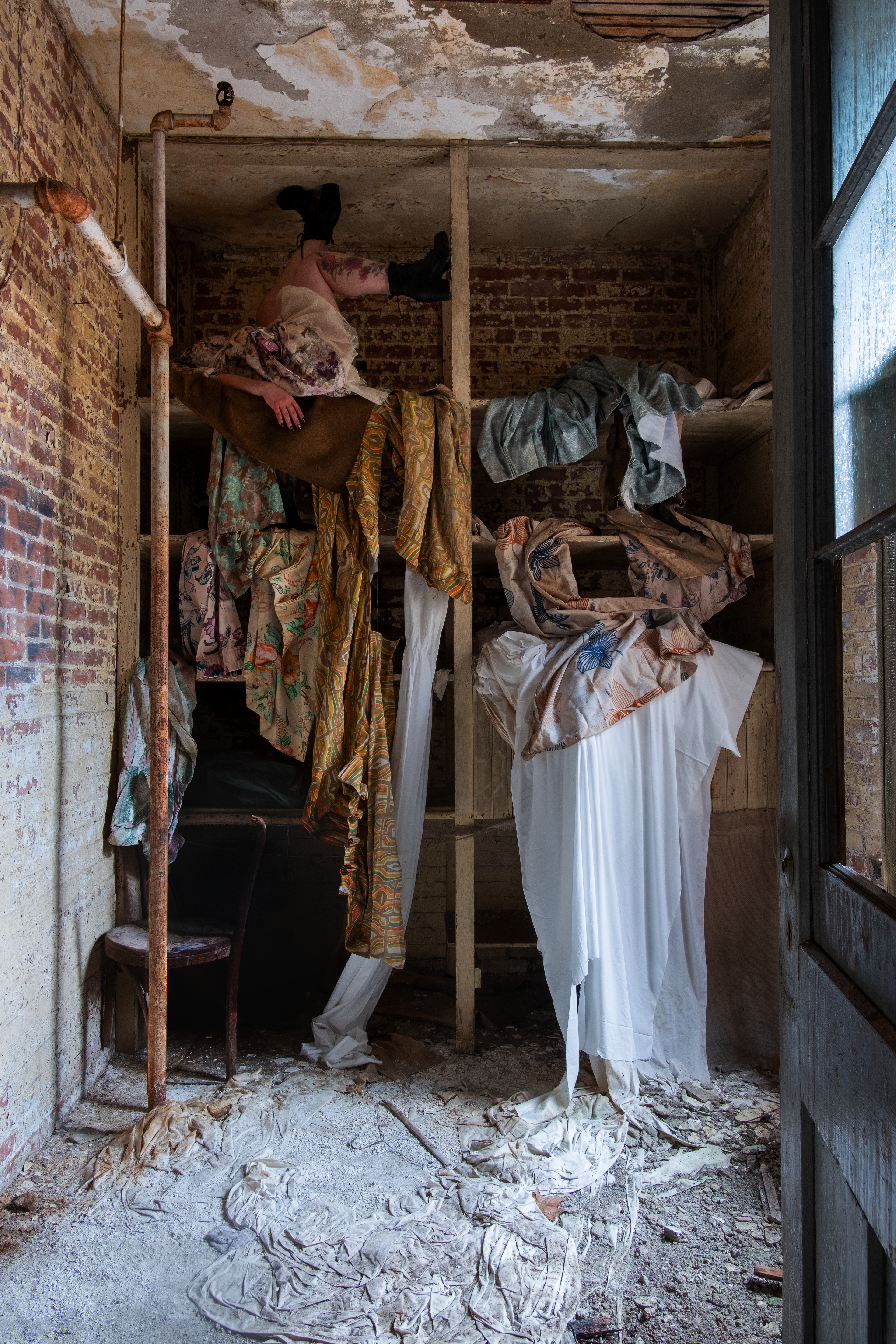 In March of 1893 one patient accused HRSH attendants of breaking his ribs. In March of 1895 an insane patient was caught stealing lights from a railroad crossing after he escaped from HRSH. In October of 1895 two HRSH attendants kidnapped a Vassar student whom they assumed was an escaped patient. In March of 1897 a HRSH patient stabbed an attendant in the neck with knife.