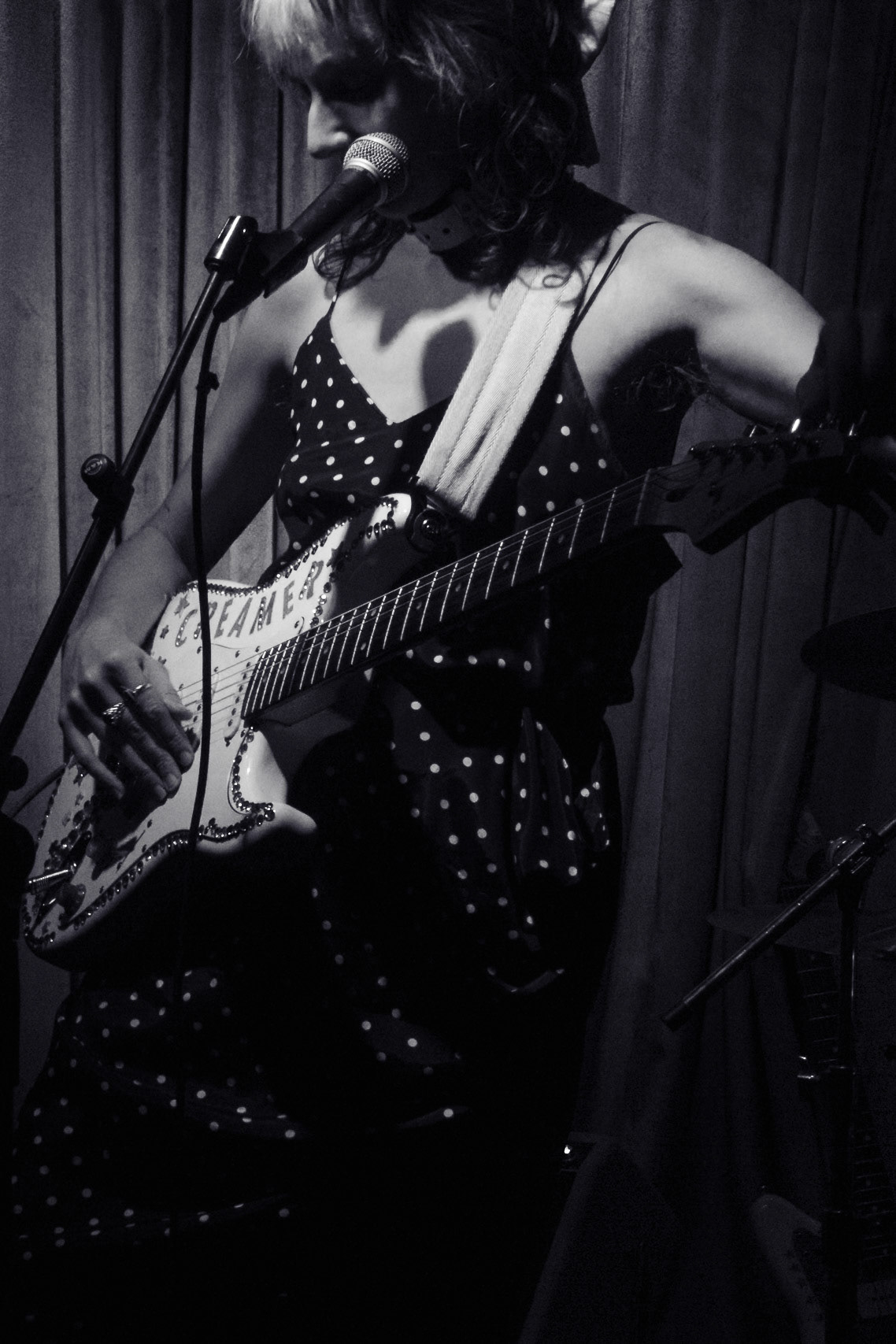 Dolly Dreamer photographed by Francisco Santiago on 2024.09.26 at Gold Digger Bar in Los Angeles, CA. Shot using a Sony RX100V.