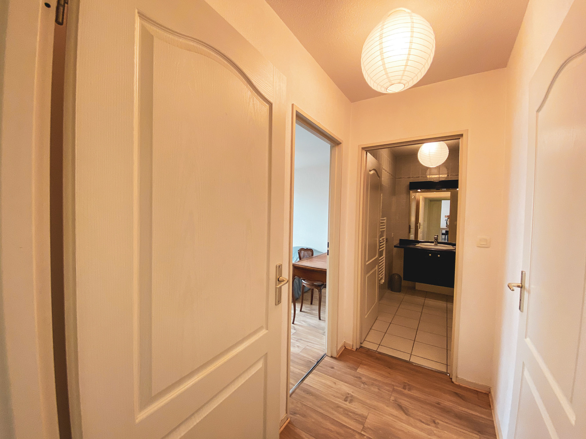 Hall menant à la chambre, salle de bains et toilettes