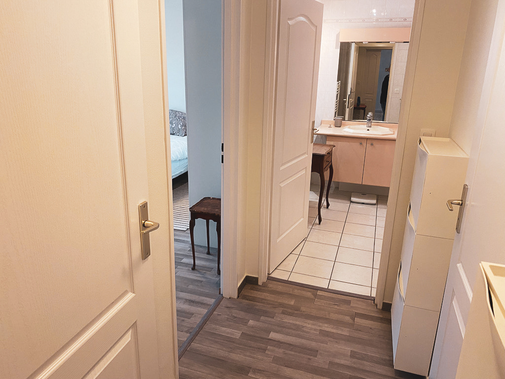 Hall menant à la chambre, salle de bains et toilettes