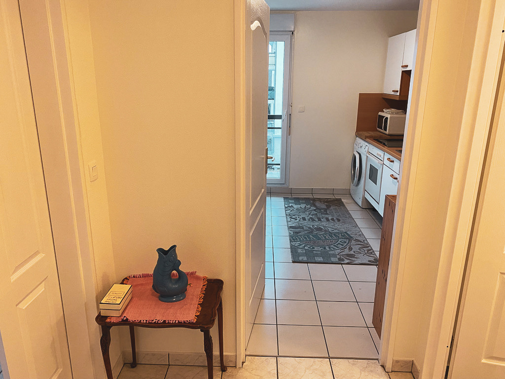 Vue de l'appartement depuis la porte d'entrée et le hall