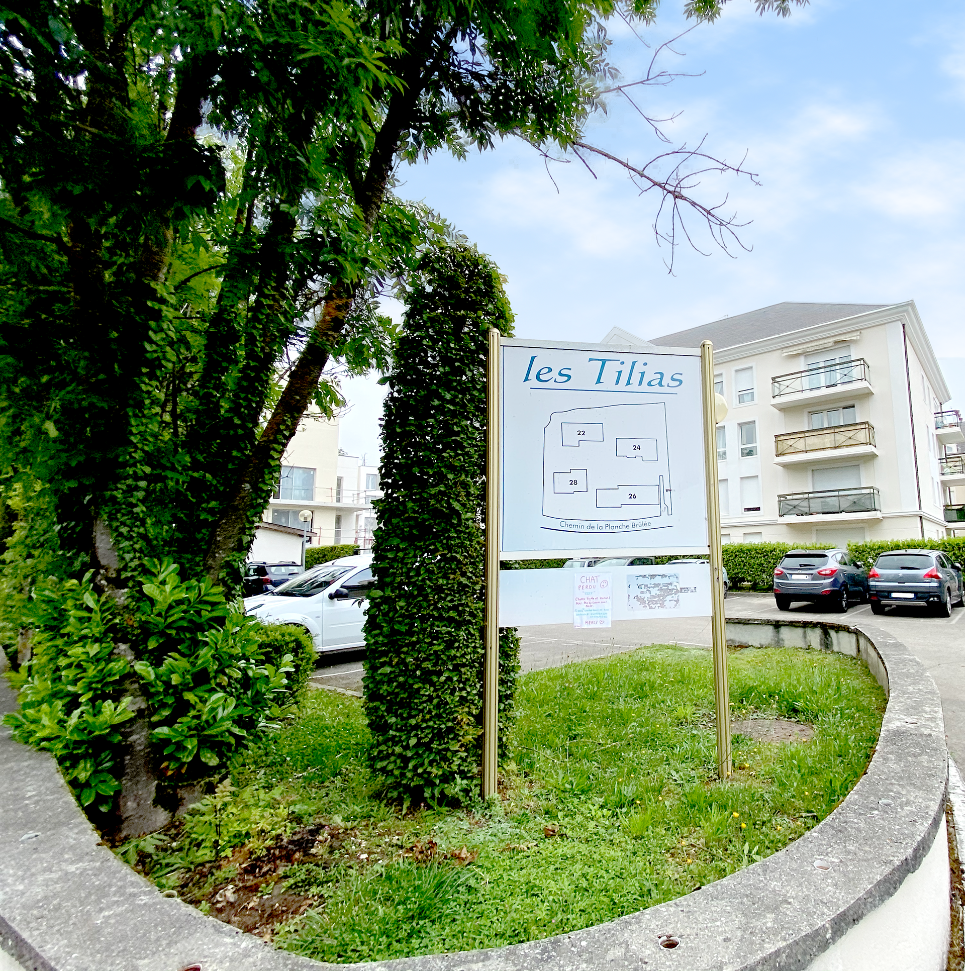 Entrée au complexe d'appartements
