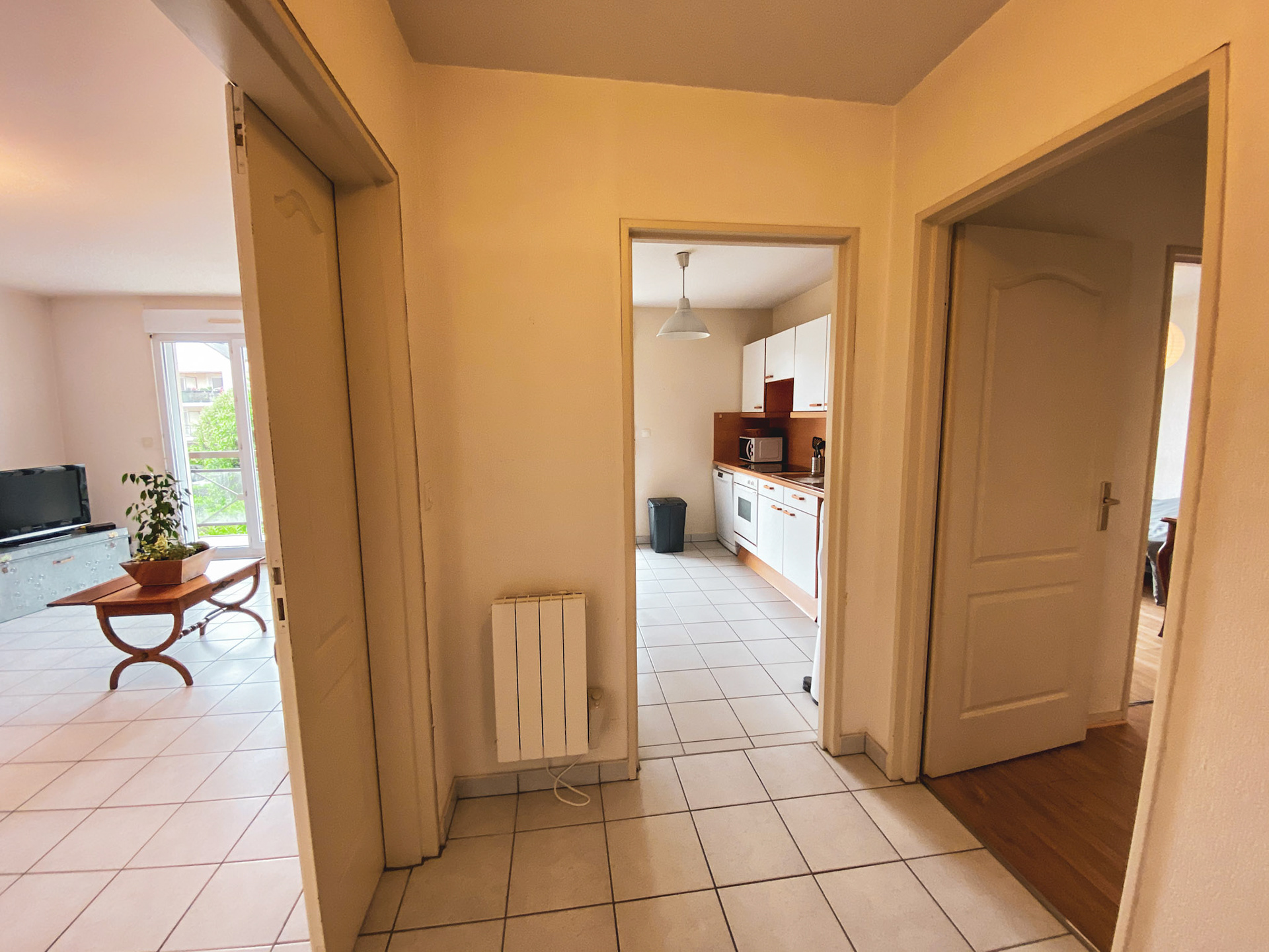 Vue de l'appartement depuis la porte d'entrée et le hall