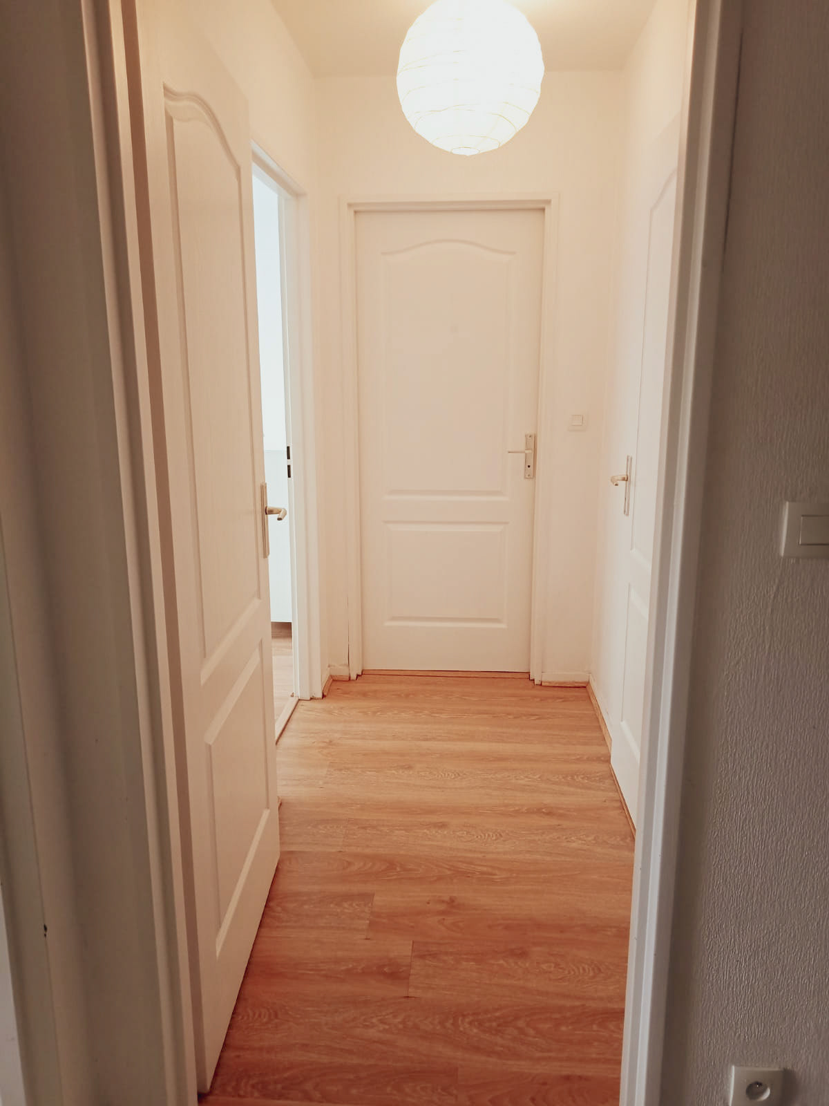 Hall menant à la chambre, salle de bains et toilettes