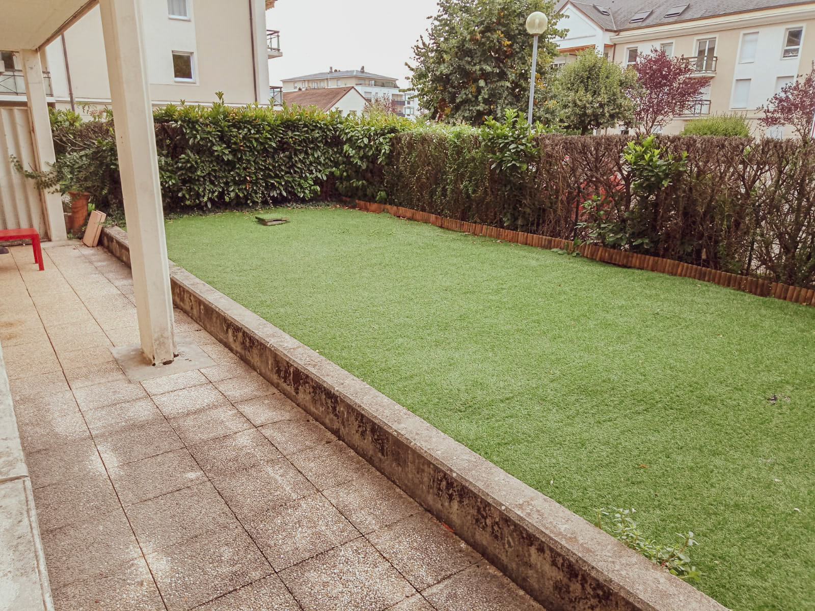 Jardin reliant le salon et la chambre