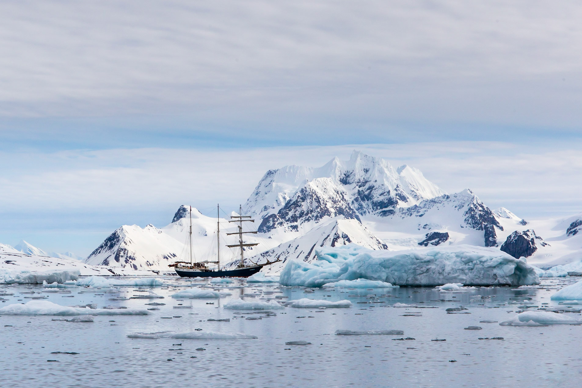 On our way to Longyearbyen we anchored the Antigua in a fjord an made a small trip with the zodiacs.