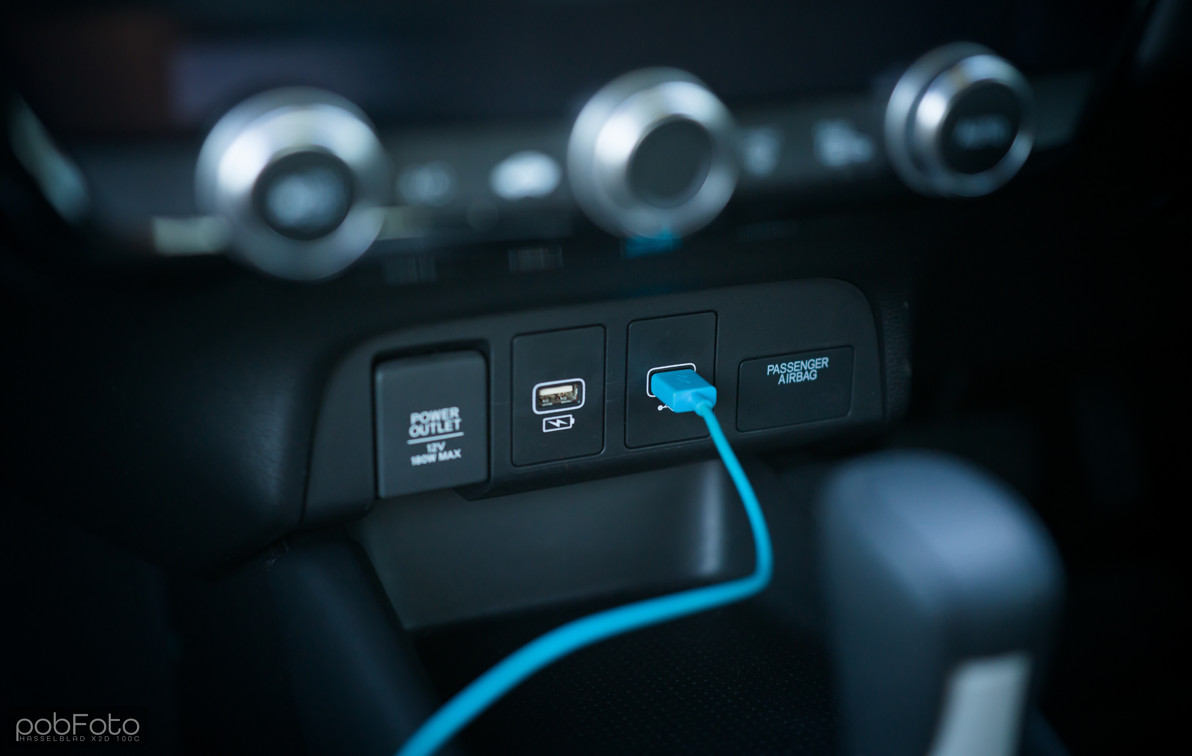 Connecting Apple CarPlay..