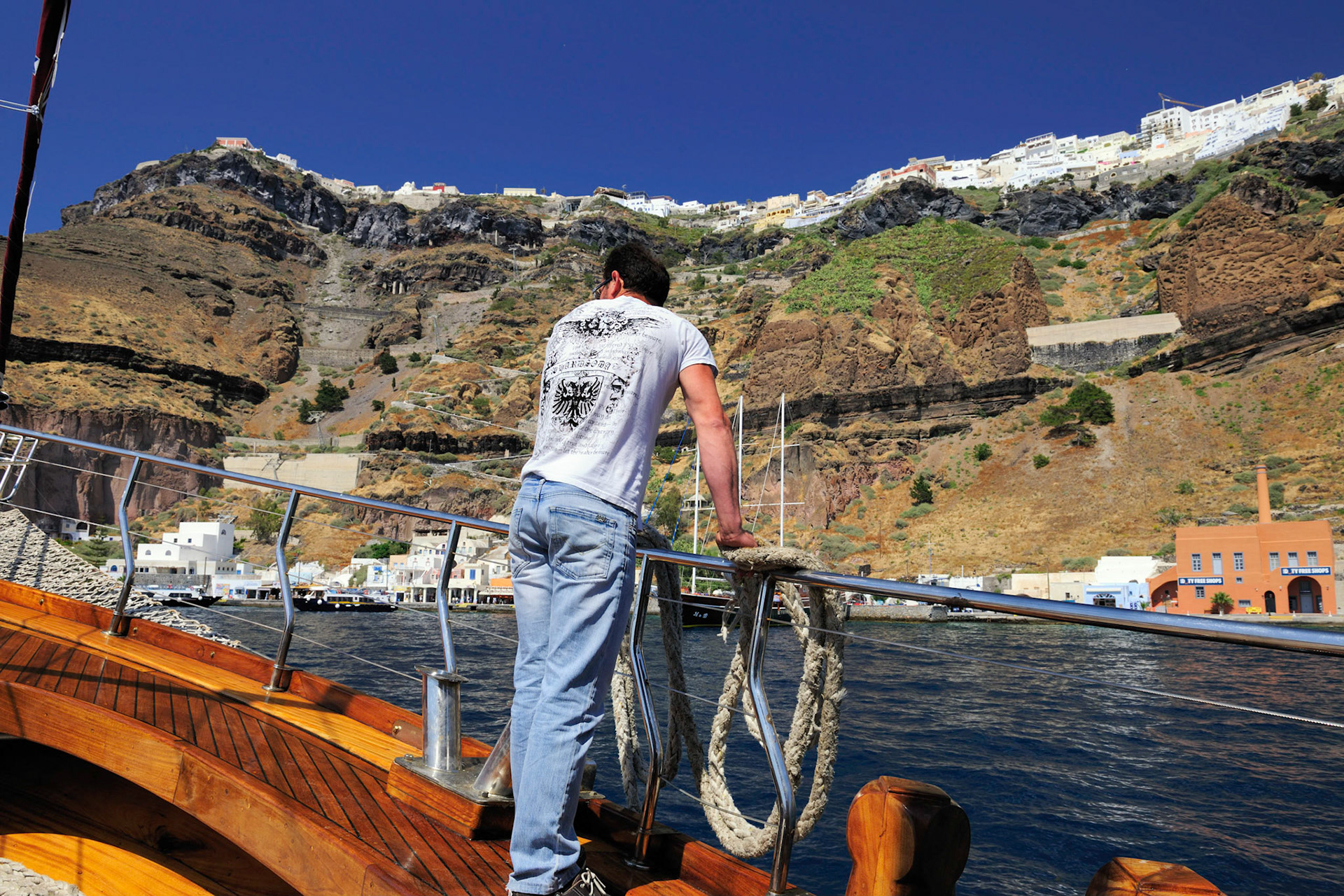 Arriving at Fira's Dock