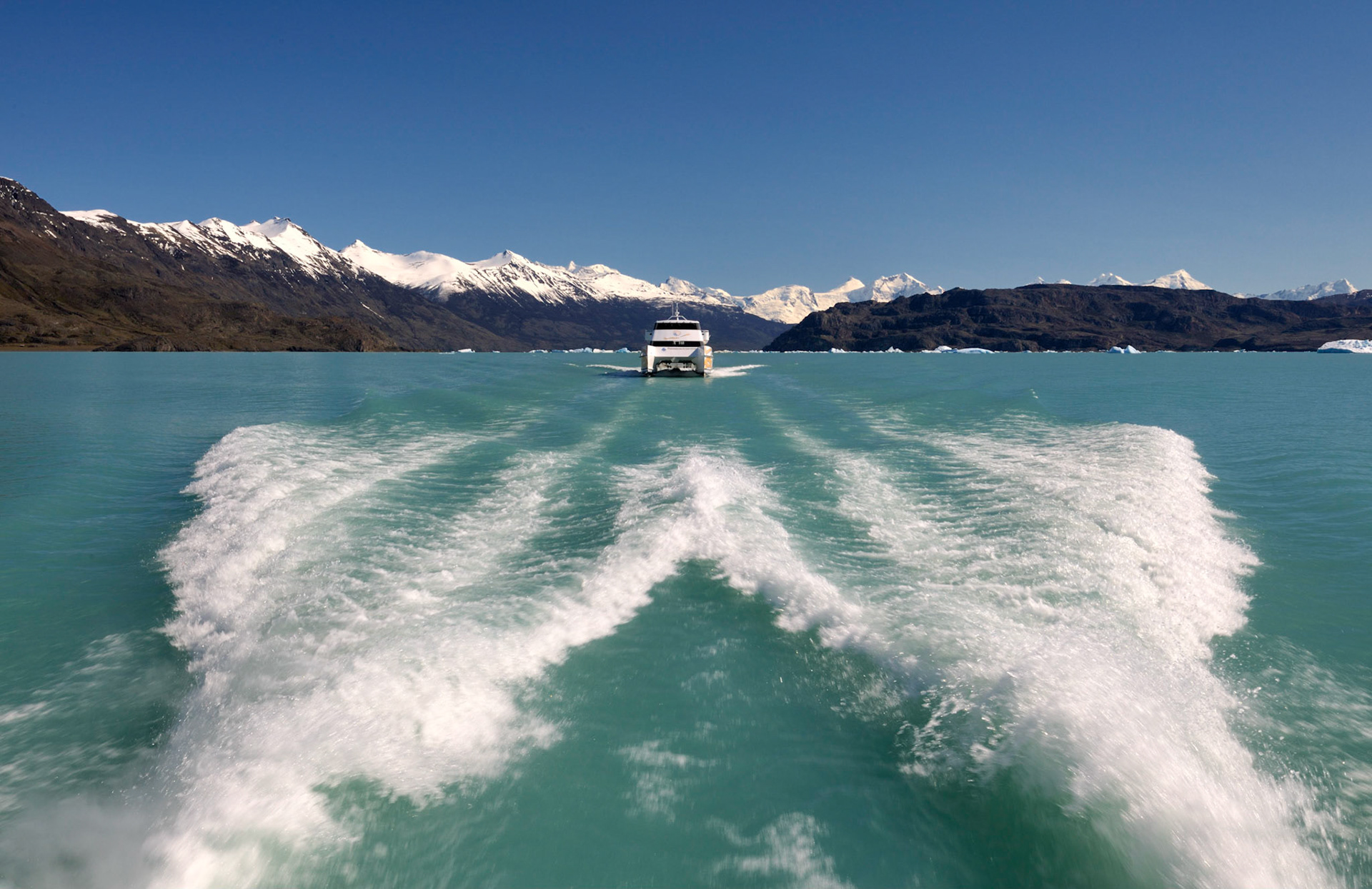 Boat ride along the glaciers