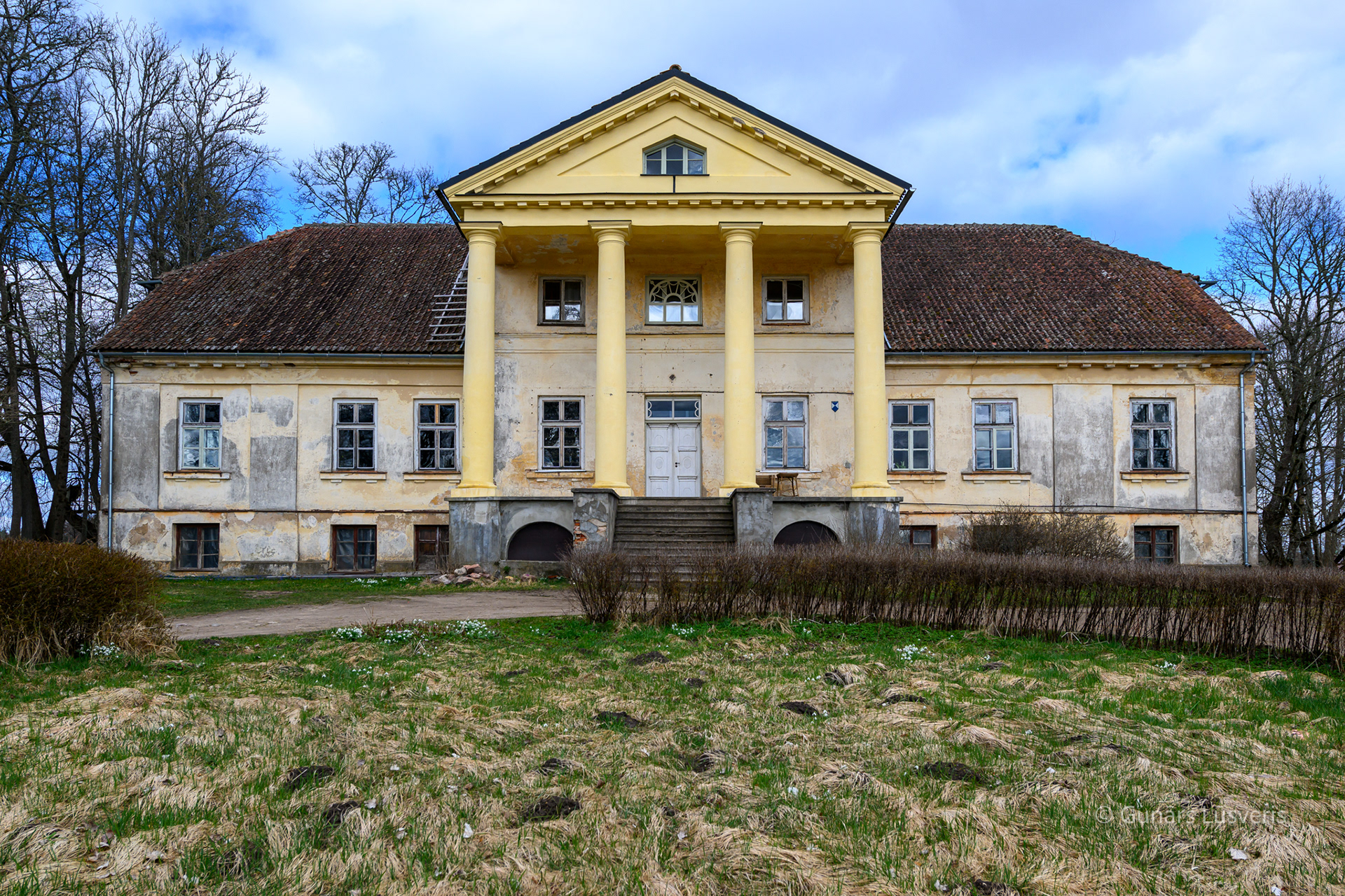 view of the front of the building
