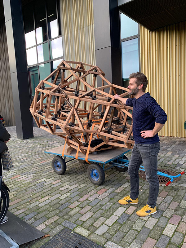Maurice van Venrooij bij het kunstwerk Falling Stones van Art van Triest