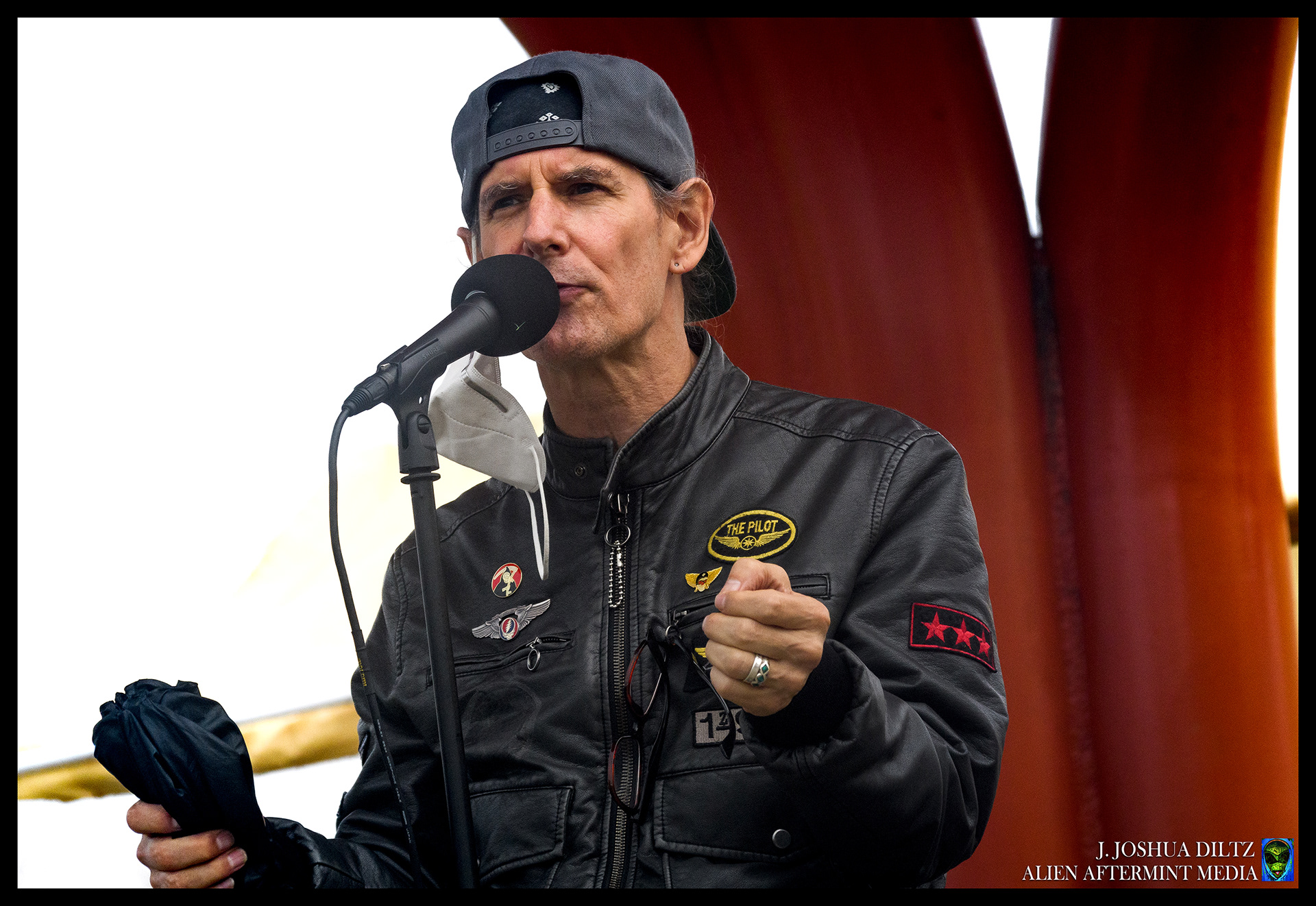 Peace activist and @theseattlehempfest frontman @vivianmcpeak speaks to audience at @jimihendrix 50th memorial anniversary. . Photo: @alienaftermint #jjoshuadiltz . . . @officialtinahendrix #jimihendrix #50th #memorial #seattle #music #icon #activist #hempfest #alienaftermint #portrait #nikon ##event #art #culture #legend #guitarist
