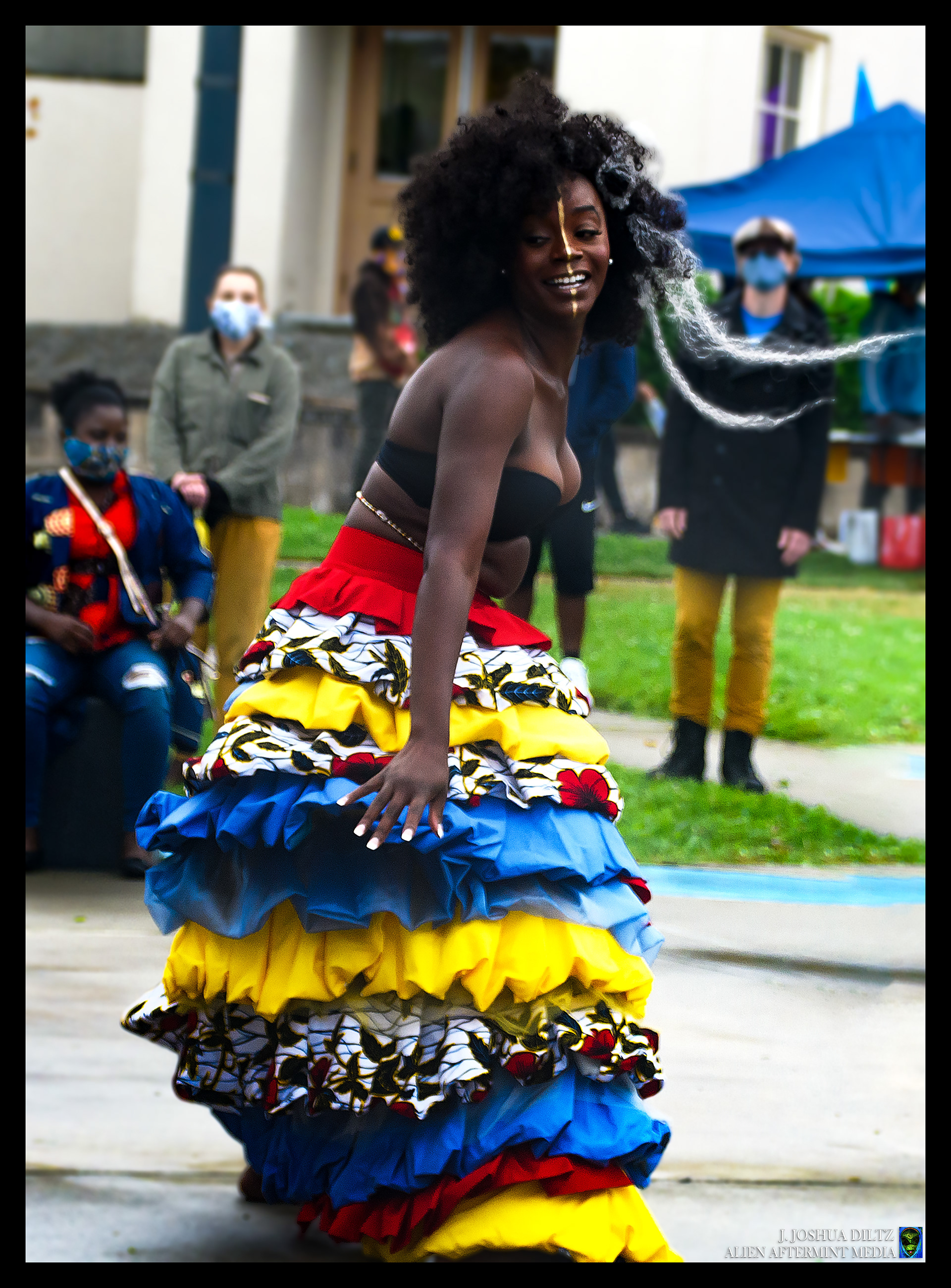 Dancers celebrate the life and art of master guitarist @jimihendrix at Jimi Hendrix 50th Memorial Anniversary. . . Photo: @alienaftermint #jjoshuadiltz . . . . #jimihendrix #alienaftermint #music #seattle #photovraphy #portrait #fashion #dance #dancers #models #art #culture #histort #guitar #guitarist #celebration #party #memorial #nikon #concertphotography #dress #designer #clothing #elegance