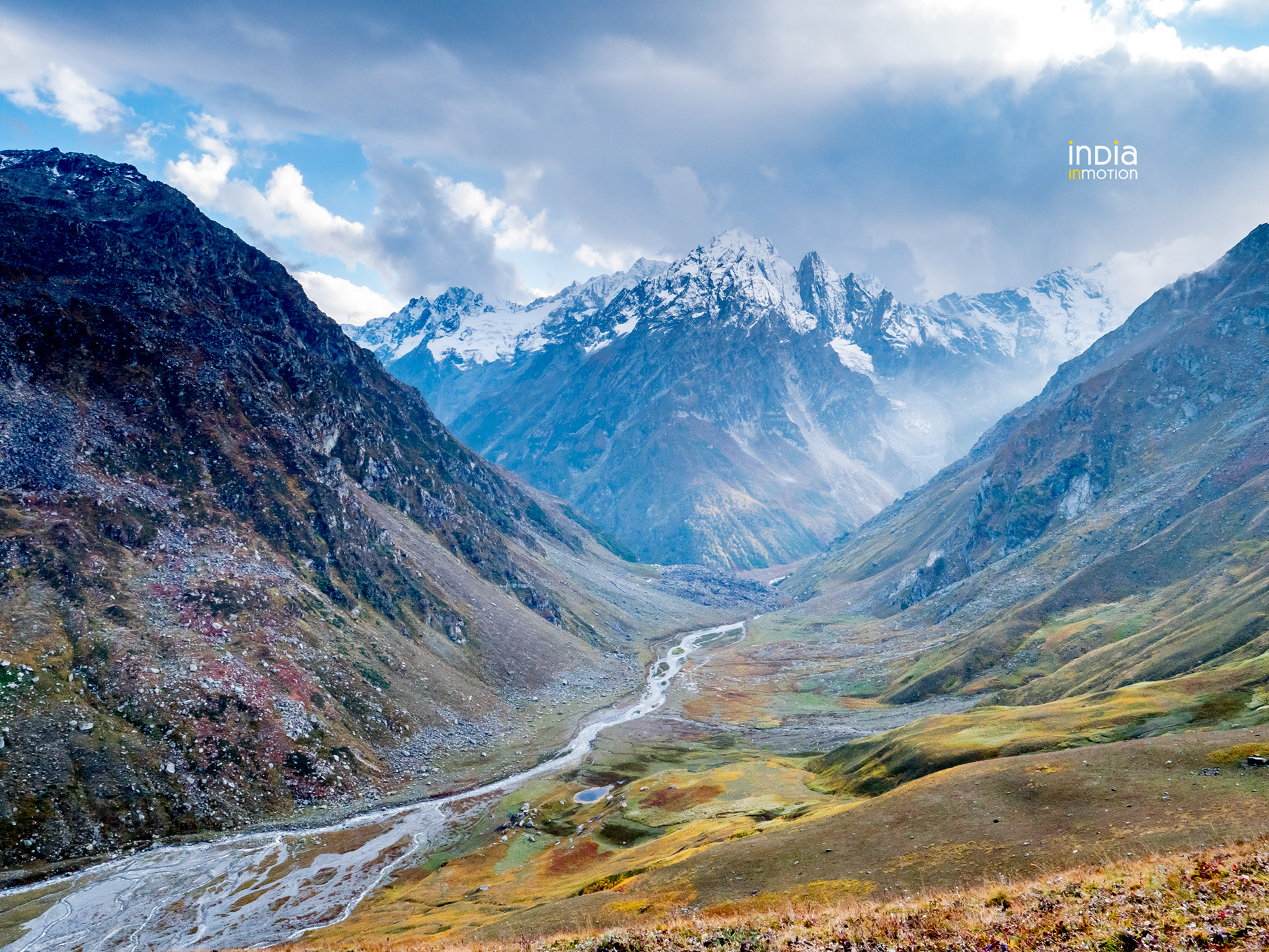 The colorful hues of Bhabha valley in Autumn