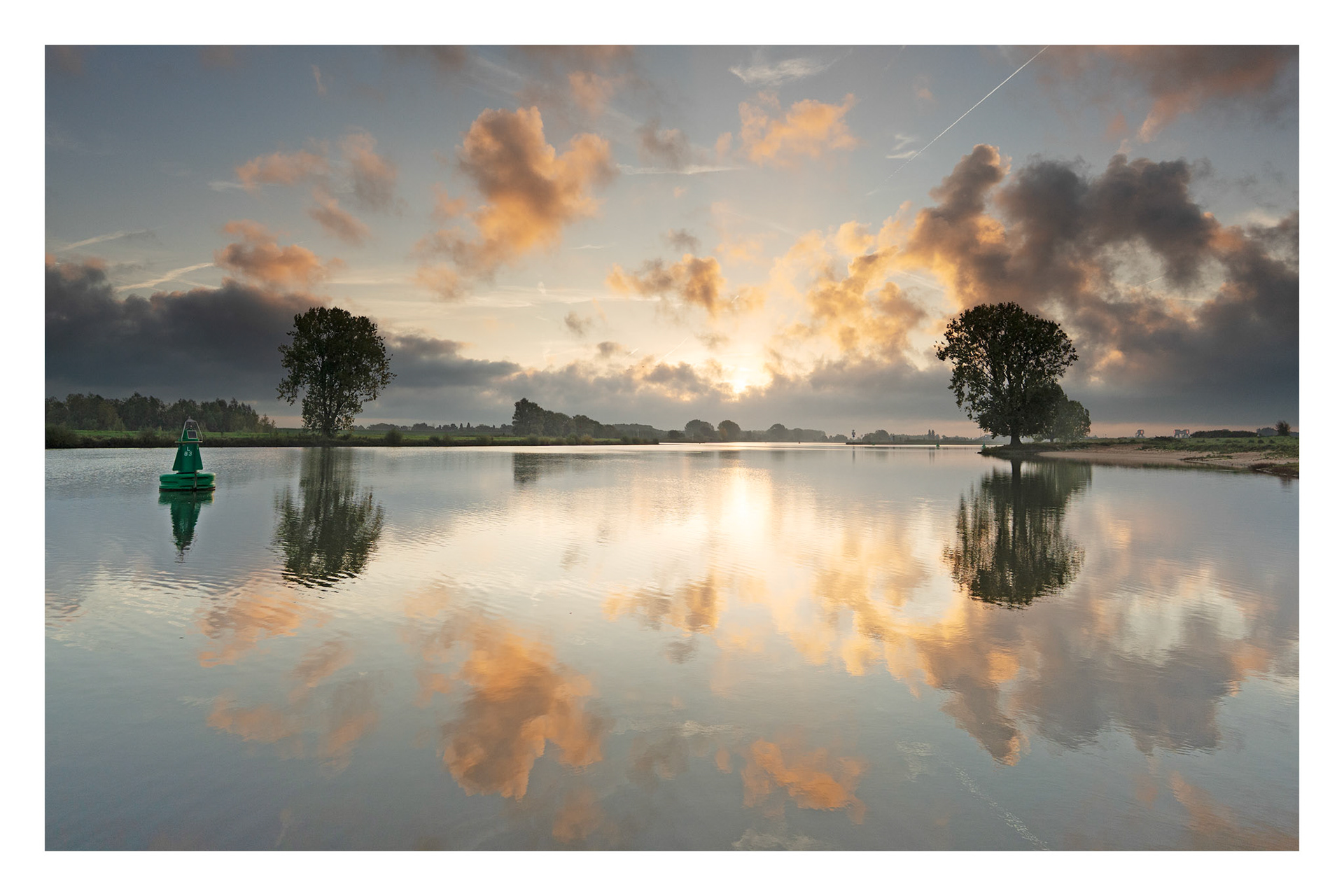 Zonsopkomst rivioer de Lek  met 16 mm  F 1,8 G  Sony Lens  op F/#,#6,3 en 1/# sec met ISO ###