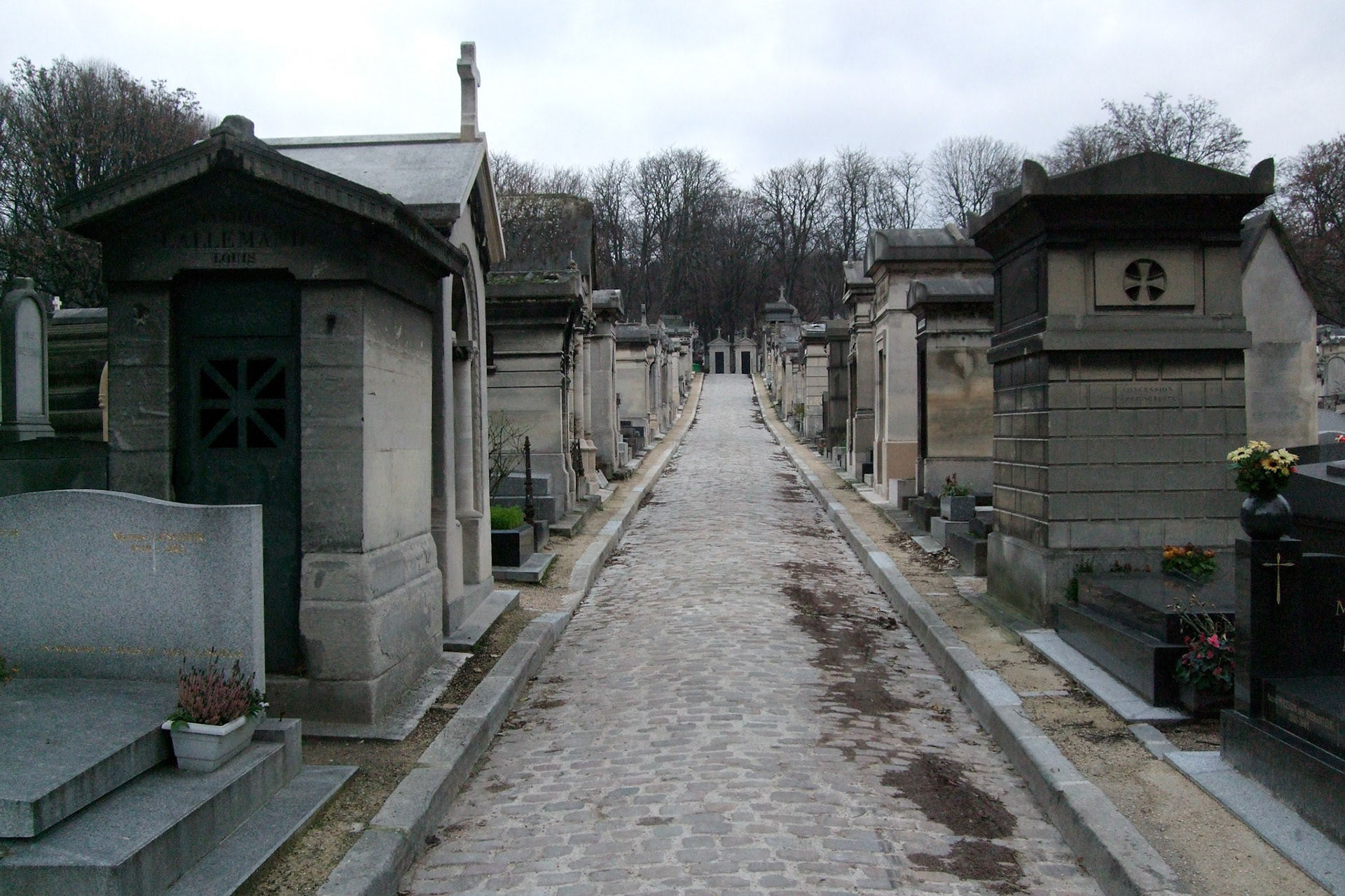 The size, detail and history of the monuments is amazing; and the cemetery itself is enormous