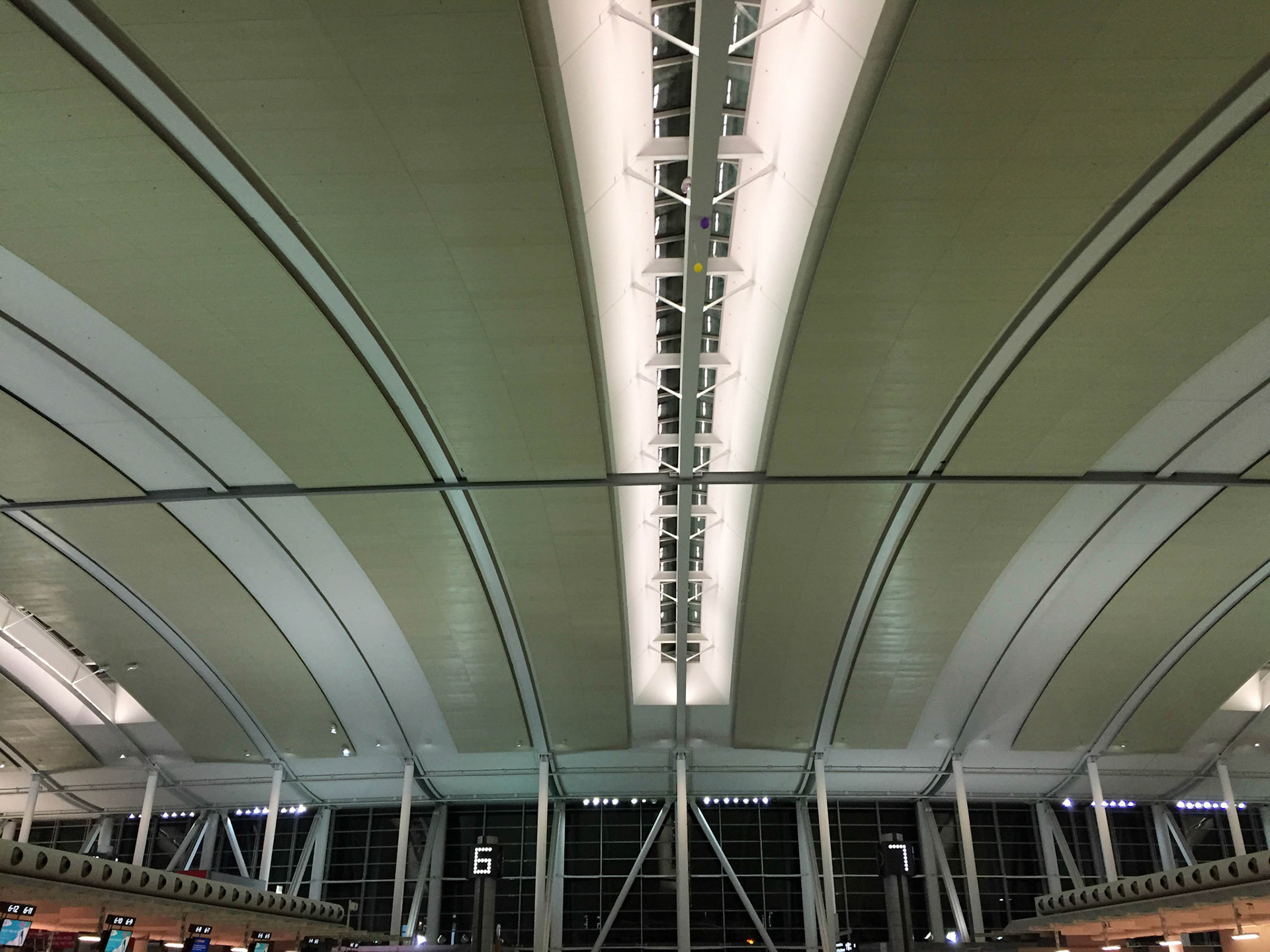I seriously love the architecture of Toronto Pearson terminal 1. Such a beautiful airport! (Now boarding Toronto-Washington DC) @ Toronto Pearson International Airport