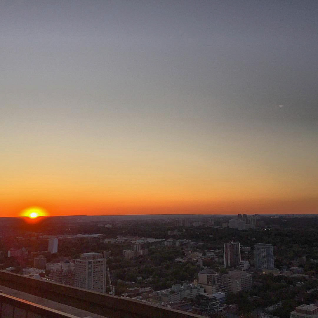 The sun sets over Toronto... Sunning view!
