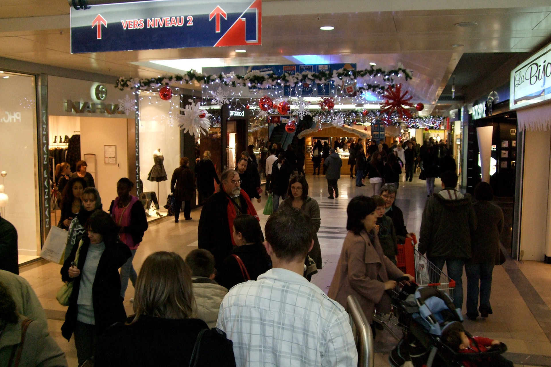 After settling in, Karolina and her boyfriend JB took me to the mall. Difference versus Canada: people don't walk in an orderly manner