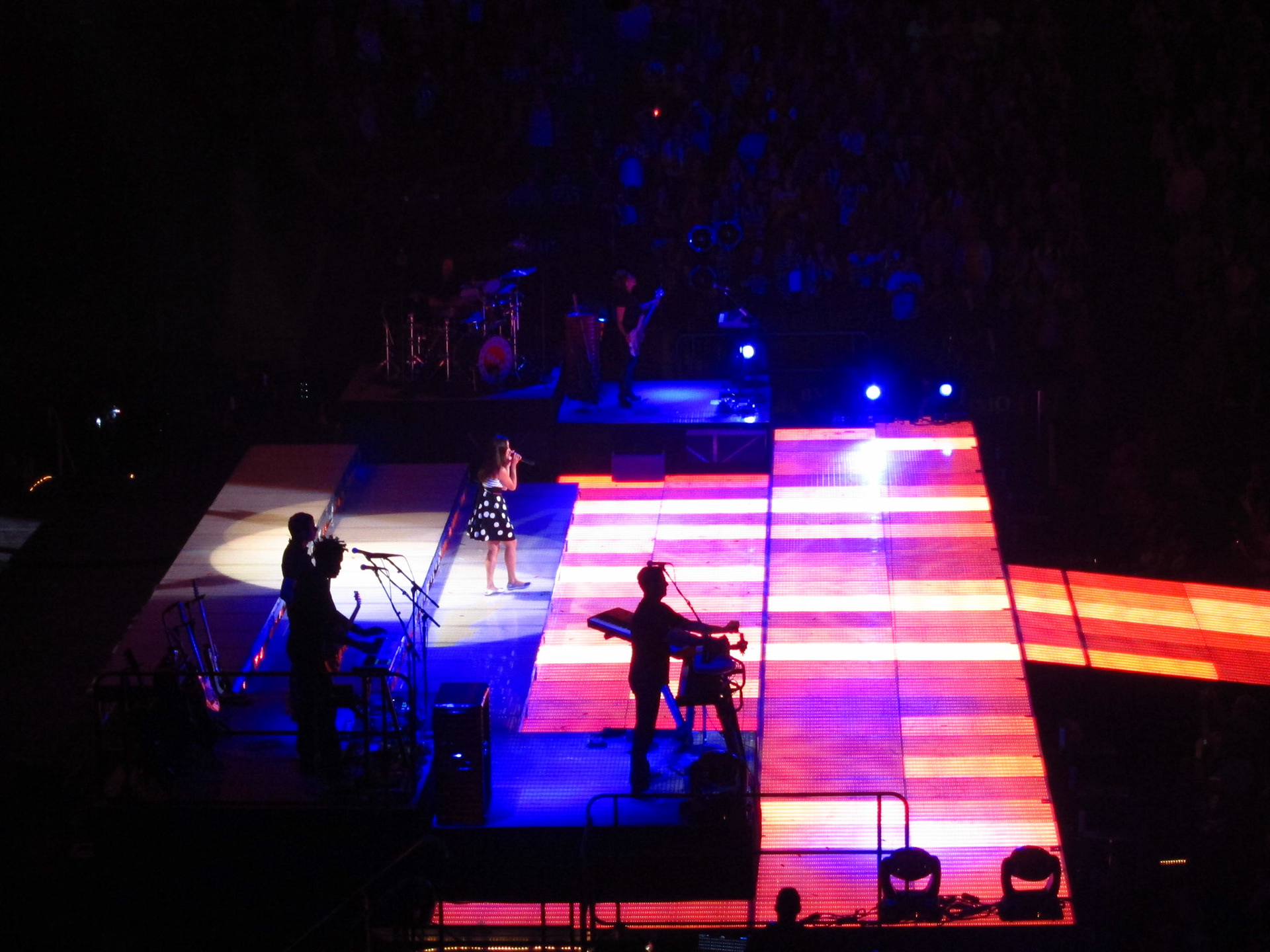 Rachel singing Katy Perry's "Firework"