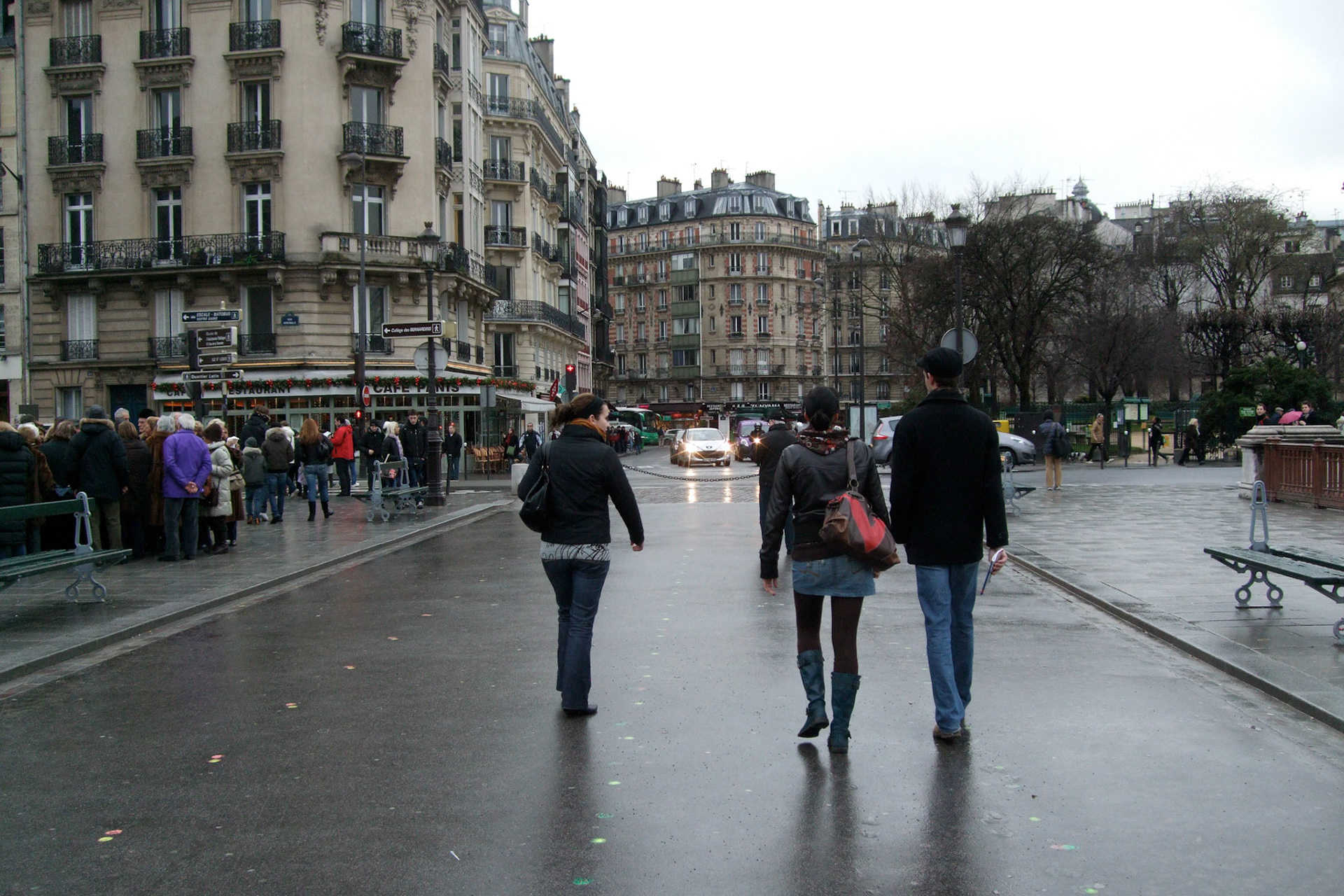 Shortly after meeting Matt, the Mara and Tamara joined and we were off for a Parisian day
