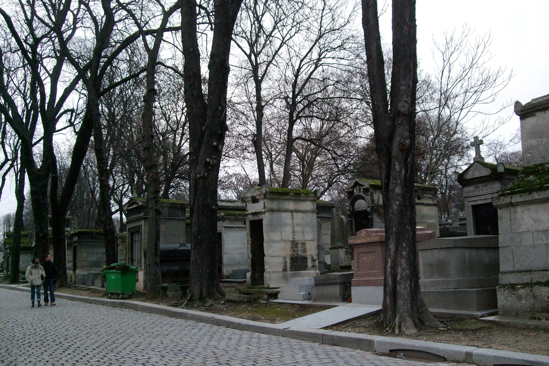 It might sound weird to explore a cemetery; but these photos show why Pere Lachaise is such a draw for tourists: the monuments are incredible
