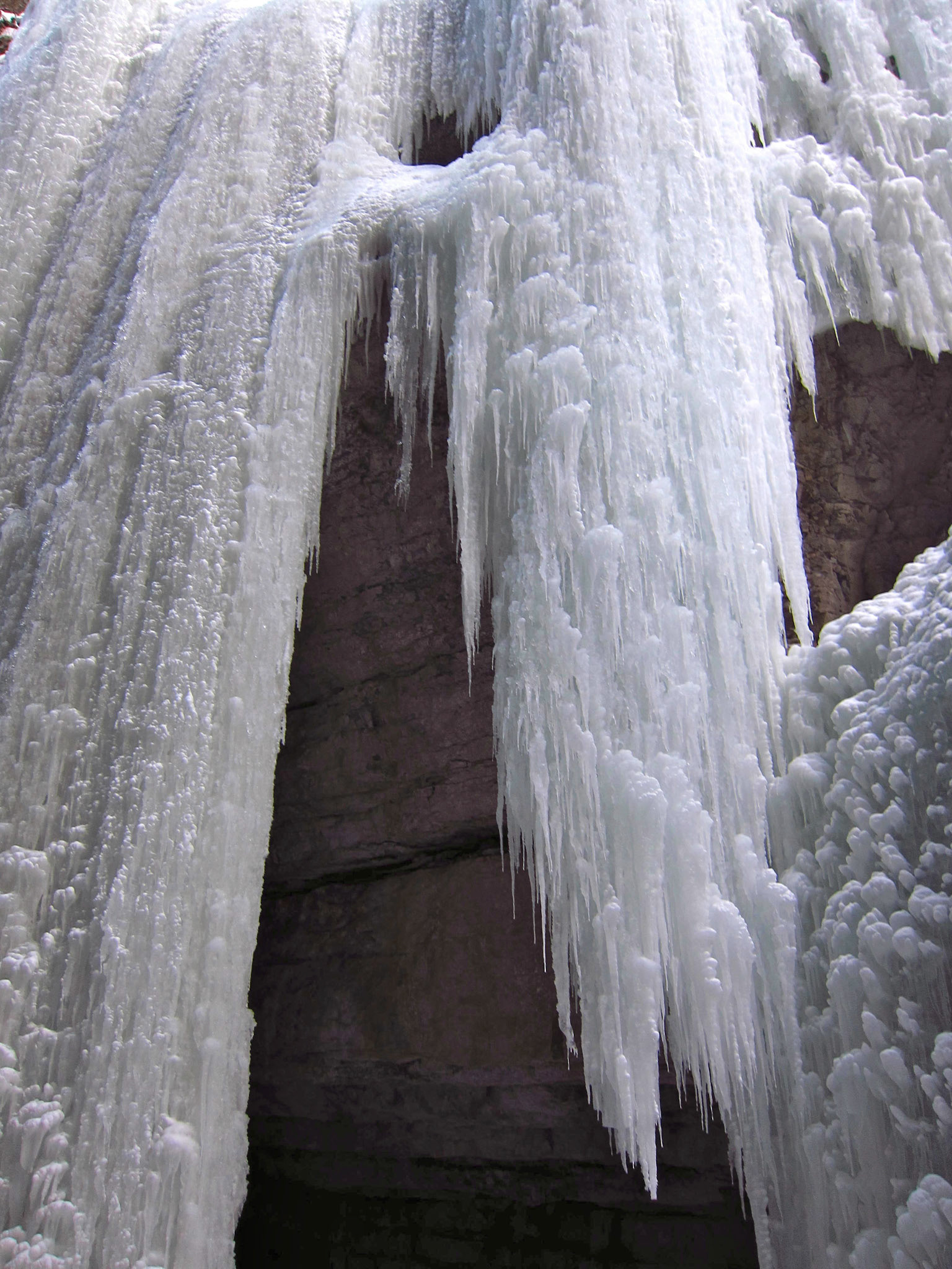 The towering ice walls along Maligne Canyon